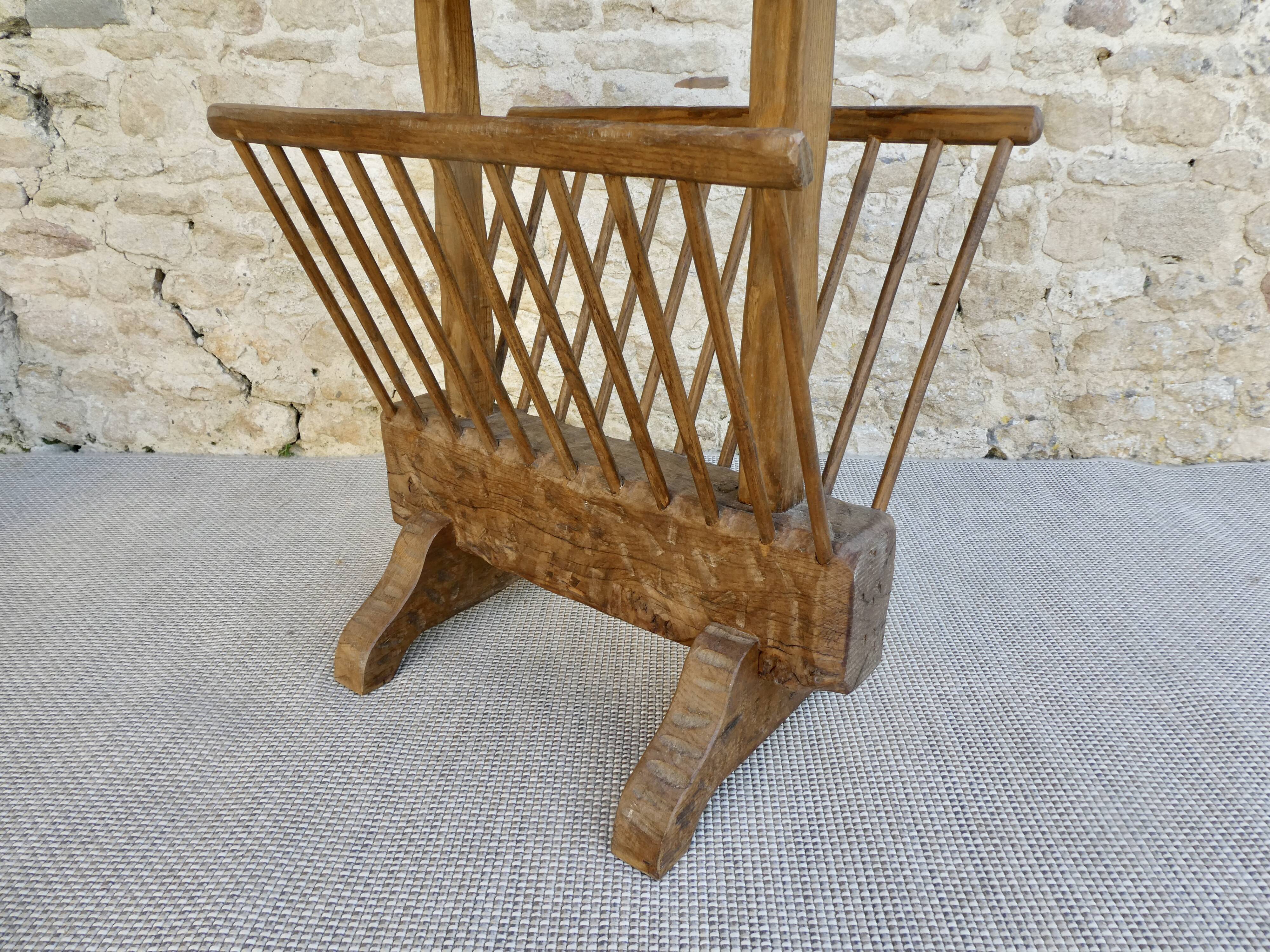 Pedestal table magazine in carved wood with gouge, mountain