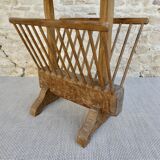 Pedestal table magazine in carved wood with gouge, mountain