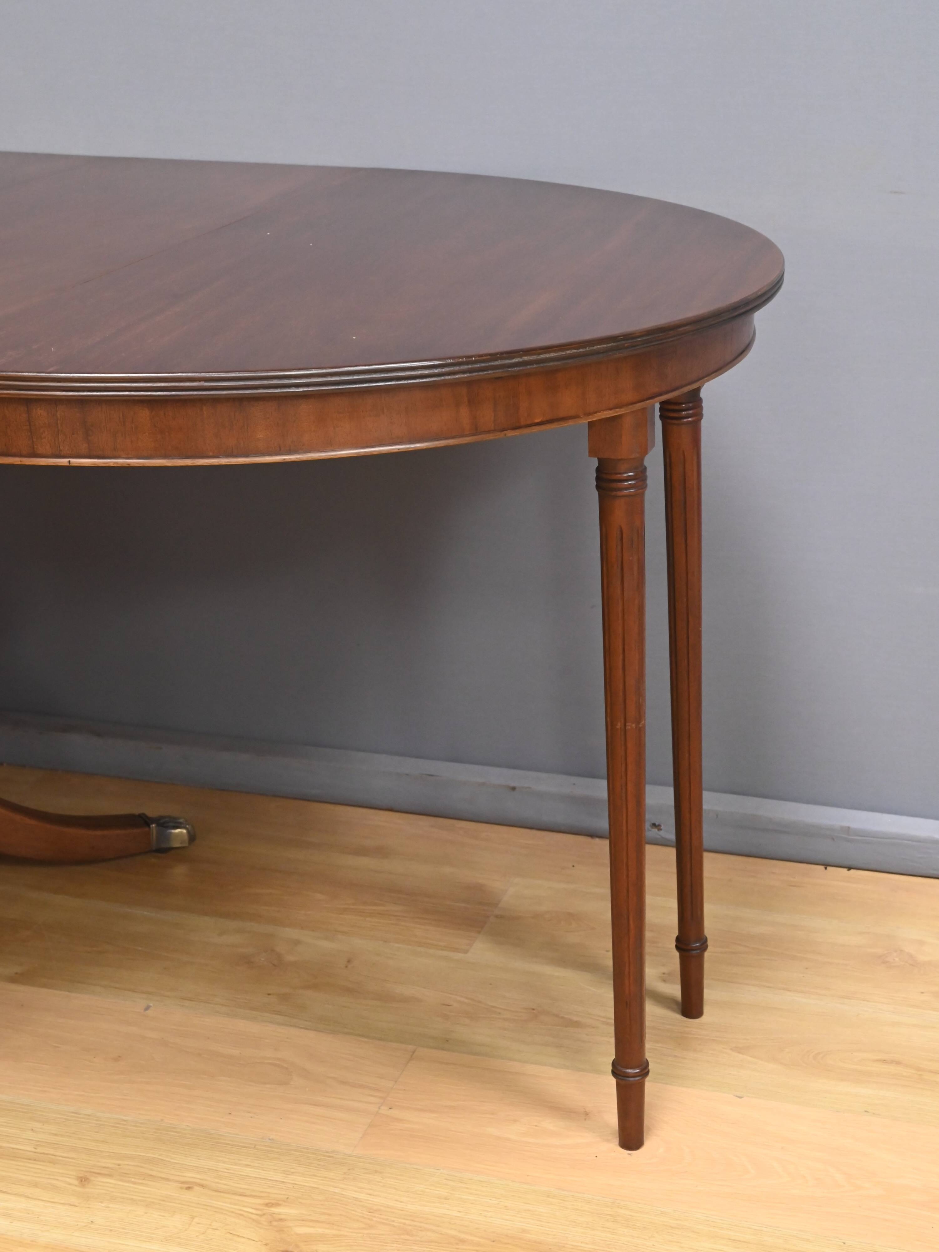 English Style Mahogany Extendable Pedestal Table - 1960