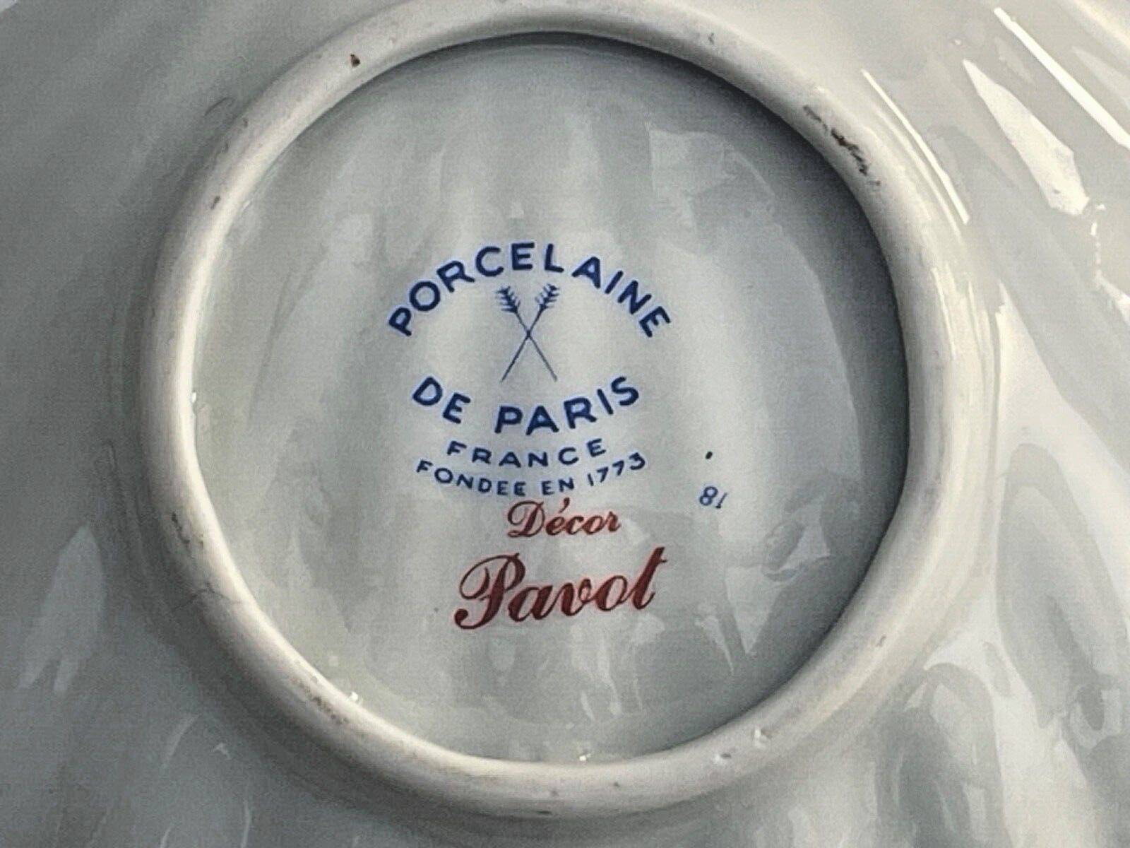Paris porcelain shell-shaped pocket emptier with vintage poppy decoration