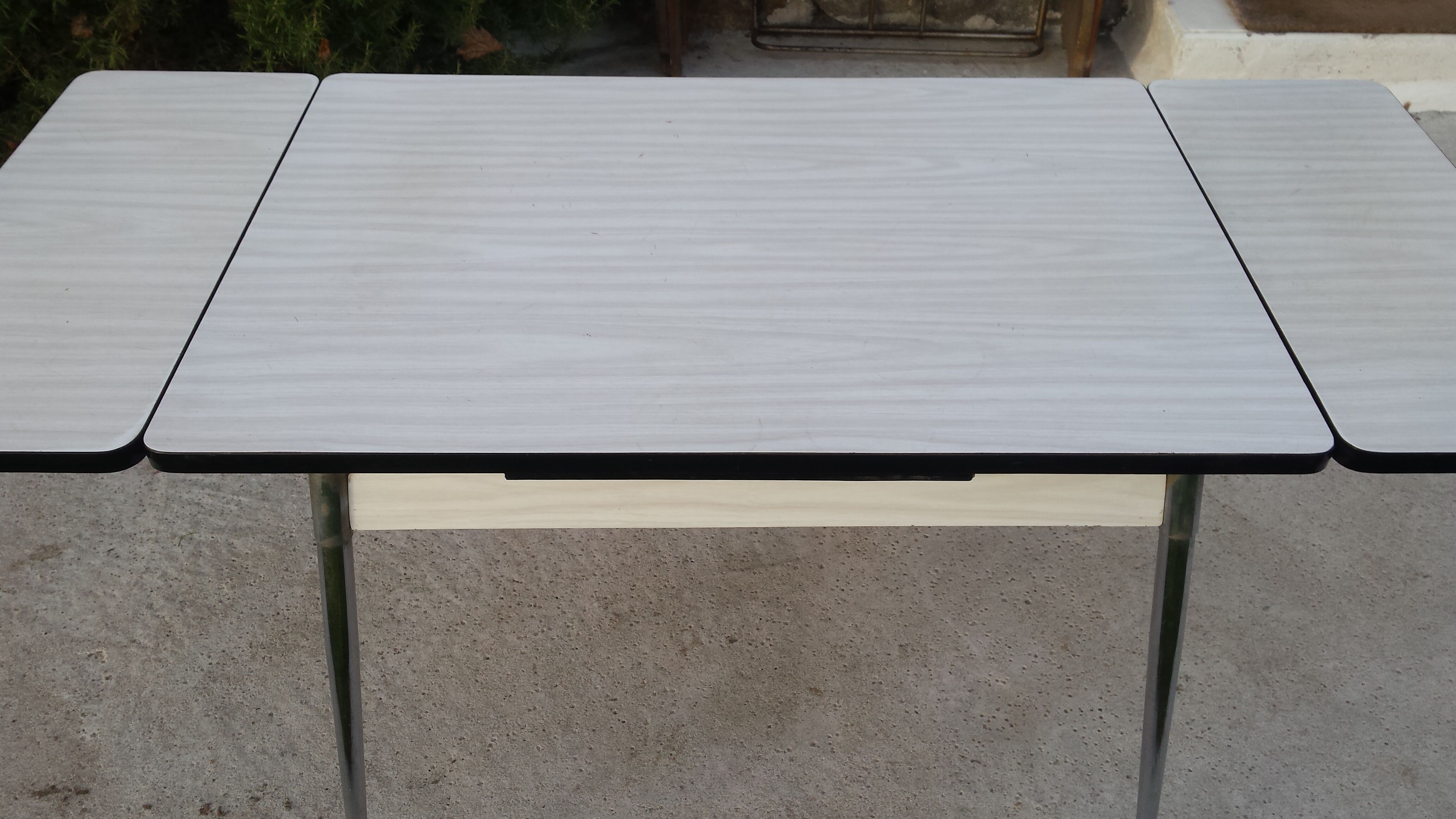 Table and 4 chairs in white formica