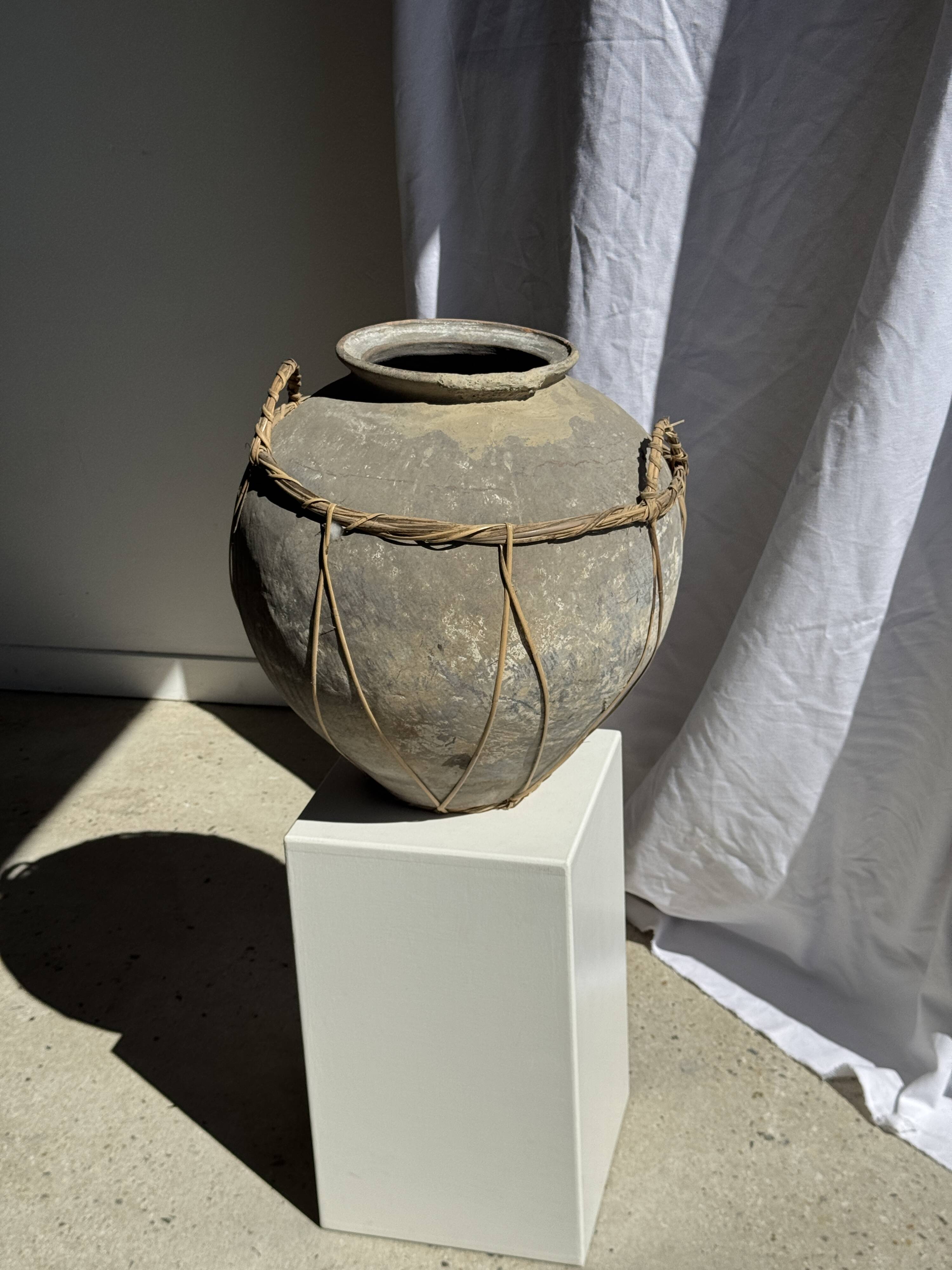 Pot en terre cuite gris clair à anses et croisillons en rotin