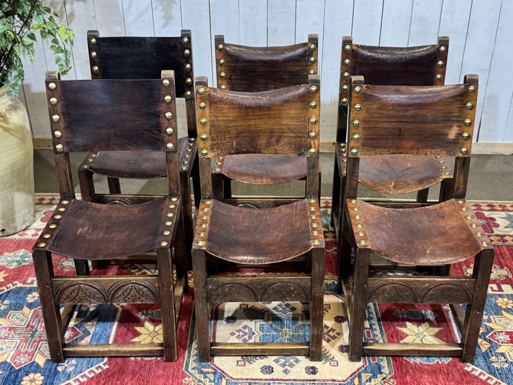 Set of 6 English chairs in oak and fine leather from the late 19th century.