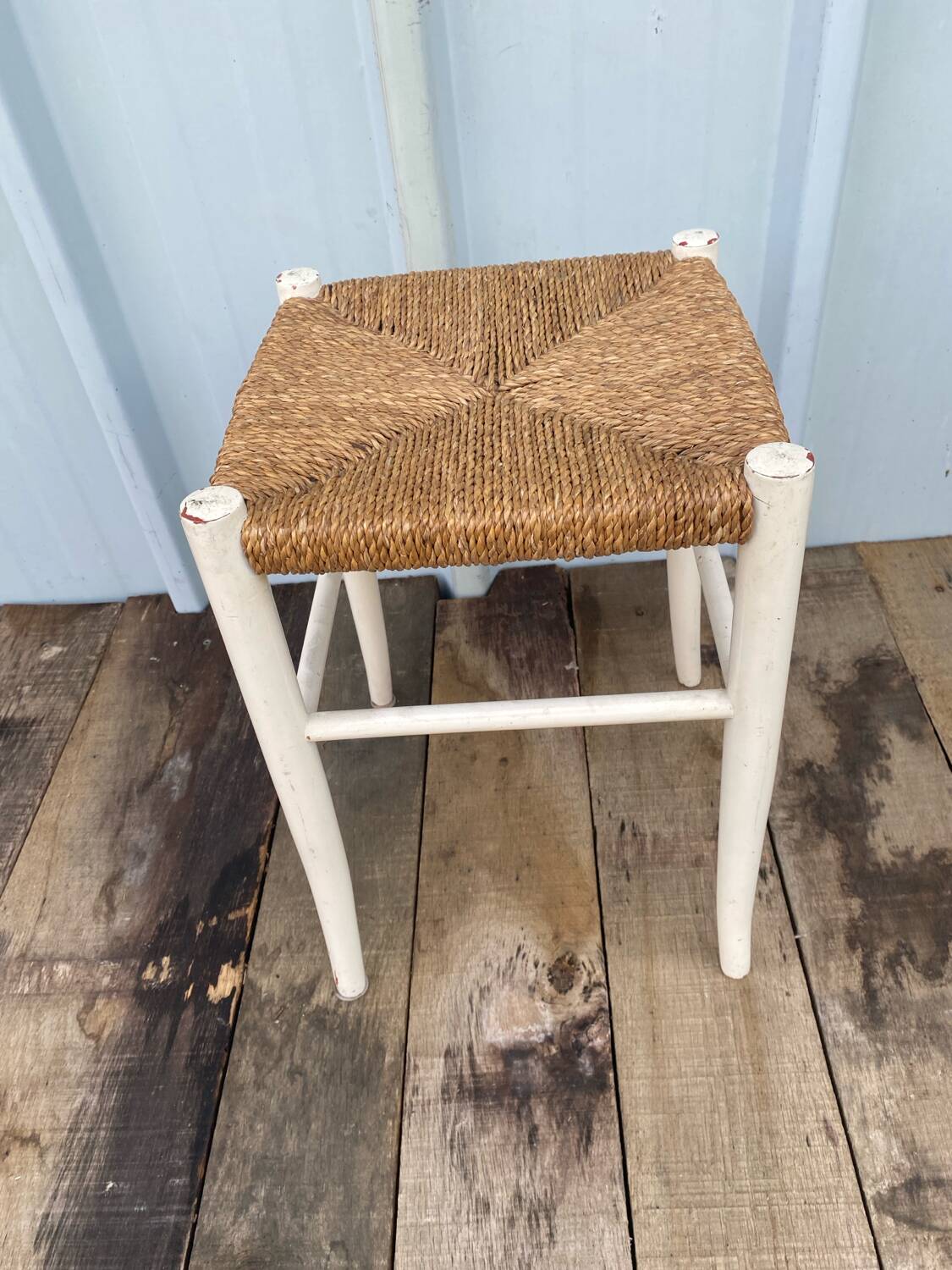 Tabouret Ancien en Bois Blanc + Assise Paille Tressée Vintage