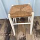 Tabouret Ancien en Bois Blanc + Assise Paille Tressée Vintage