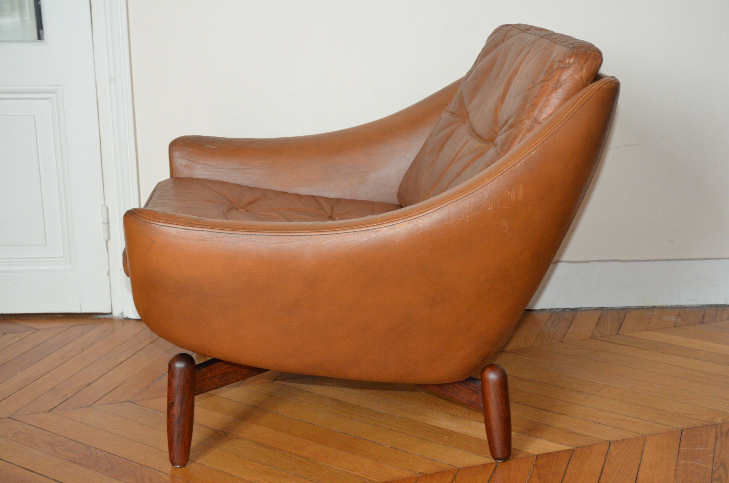 Scandinavian armchair in camel patinated leather