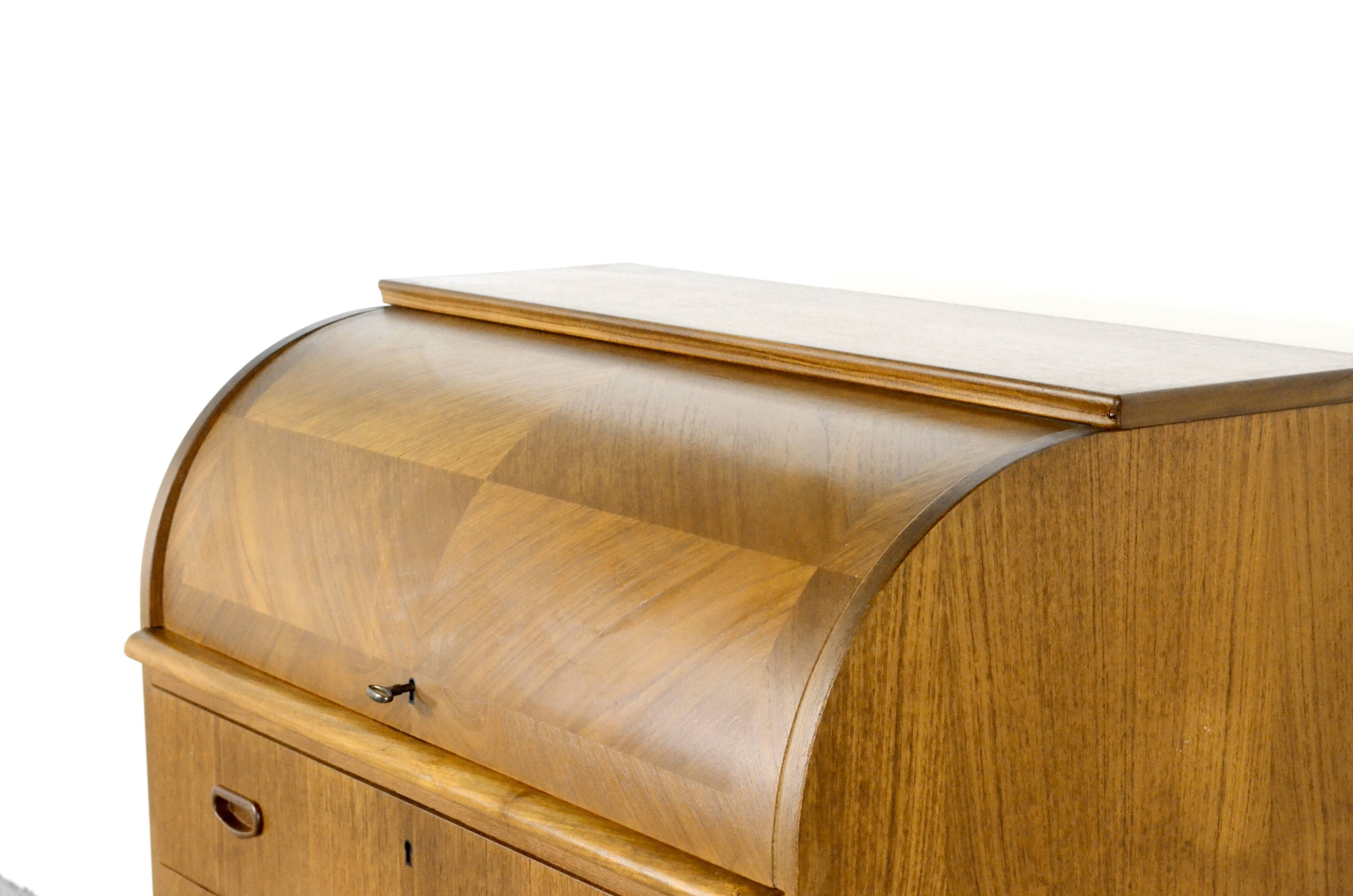 Bureau / bureau suédois en teck à plateau roulant du milieu du Secle