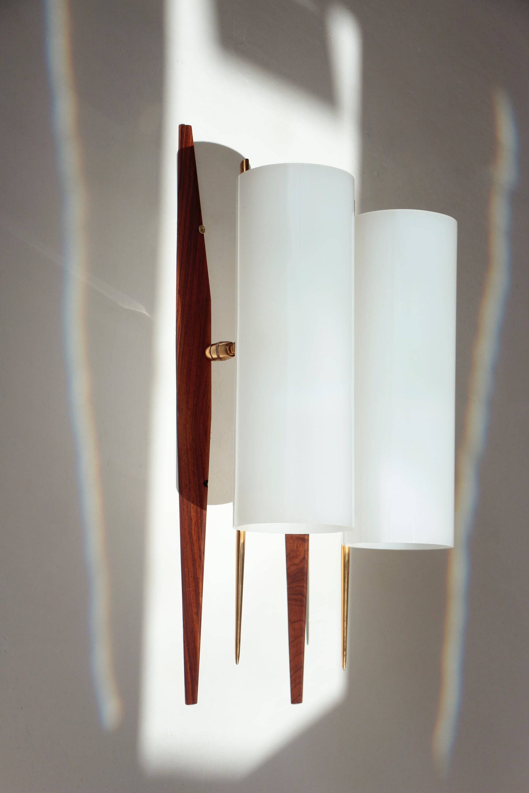 Modernist adjustable wall lights in teak and brass – 1950