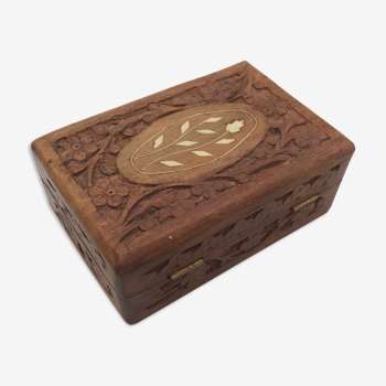 Bijoux box in rectangular-shaped carved wood with floral decoration