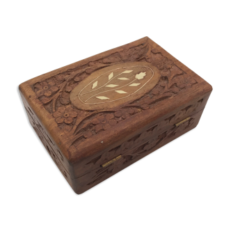 Bijoux box in rectangular-shaped carved wood with floral decoration