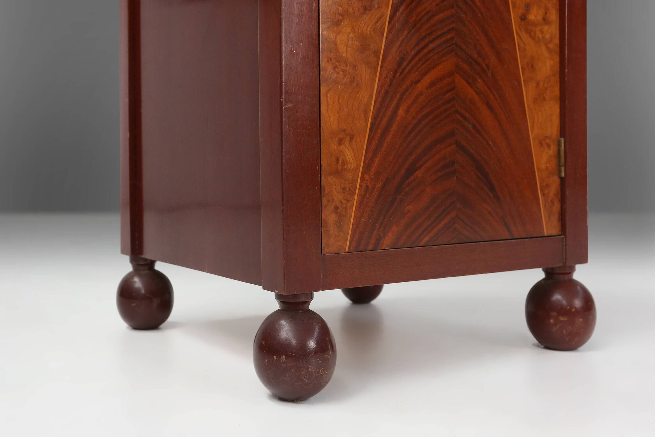 Table de chevet Art Déco avec marqueterie géométrique en bois et plateau en marbre, France, années 1930
