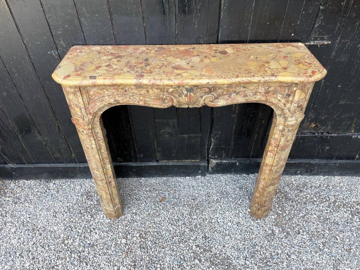 Cheminée de style Louis XV en marbre brèche d’Alep