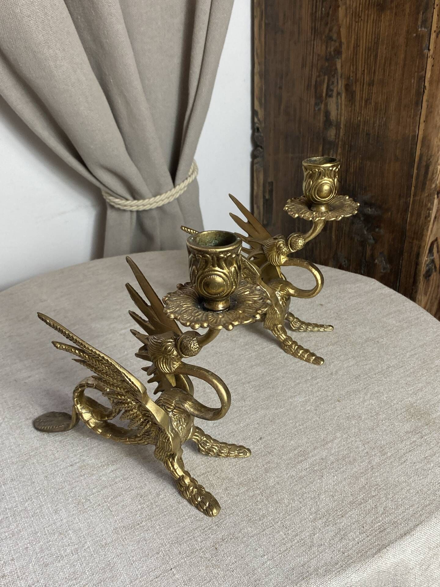 Paire de bougeoirs chimères en bronze