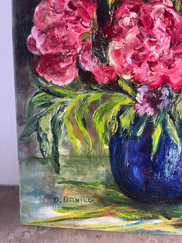 Deux vases à fleurs avec chapeau de paille, signés