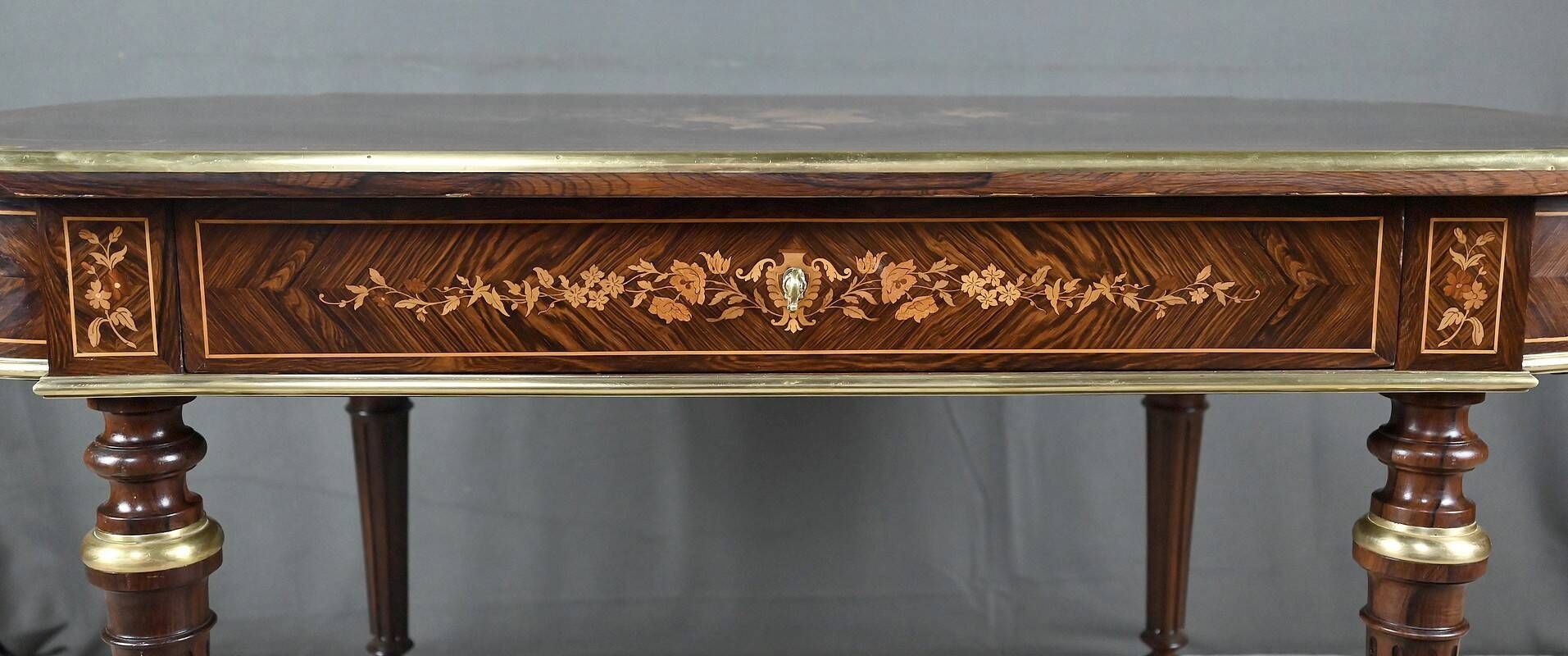 Middle table in rosewood veneer, Napoléon III period – 2nd half of the 19th century.
