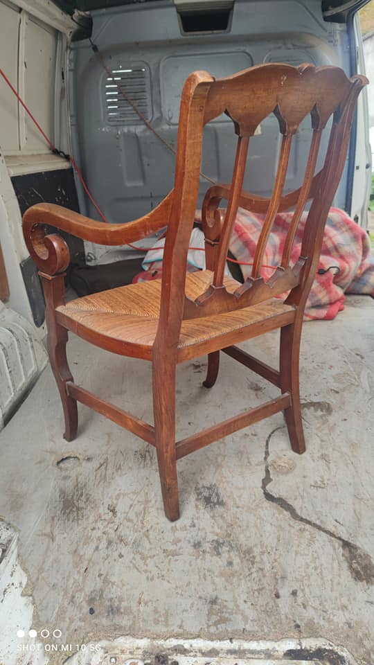Armchair with gilded rye straw seat in solid walnut, Restoration period, circa 1820