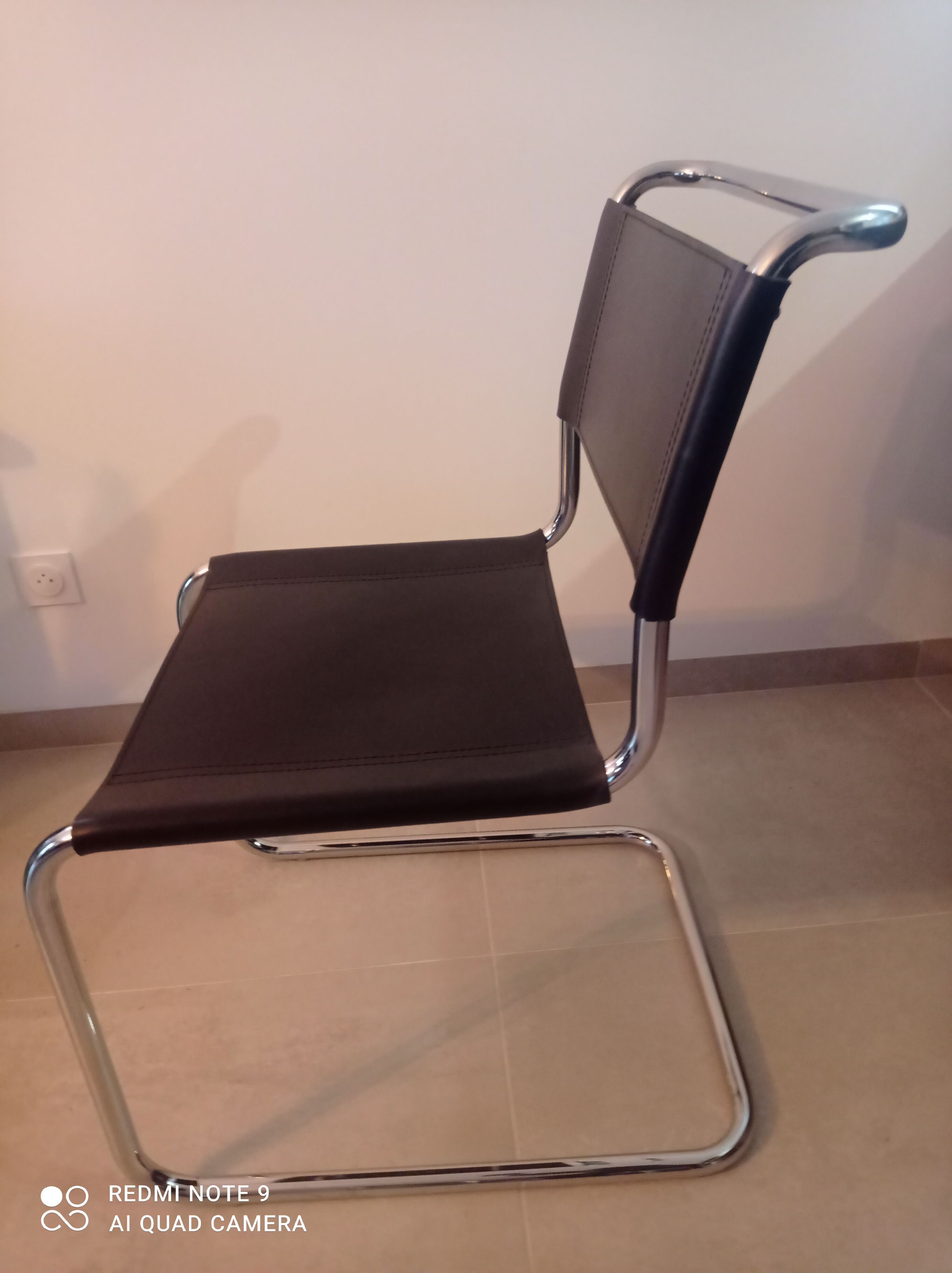 Paire de chaises en cuir noir et chrome modele Spoletto du designer Bersanelli