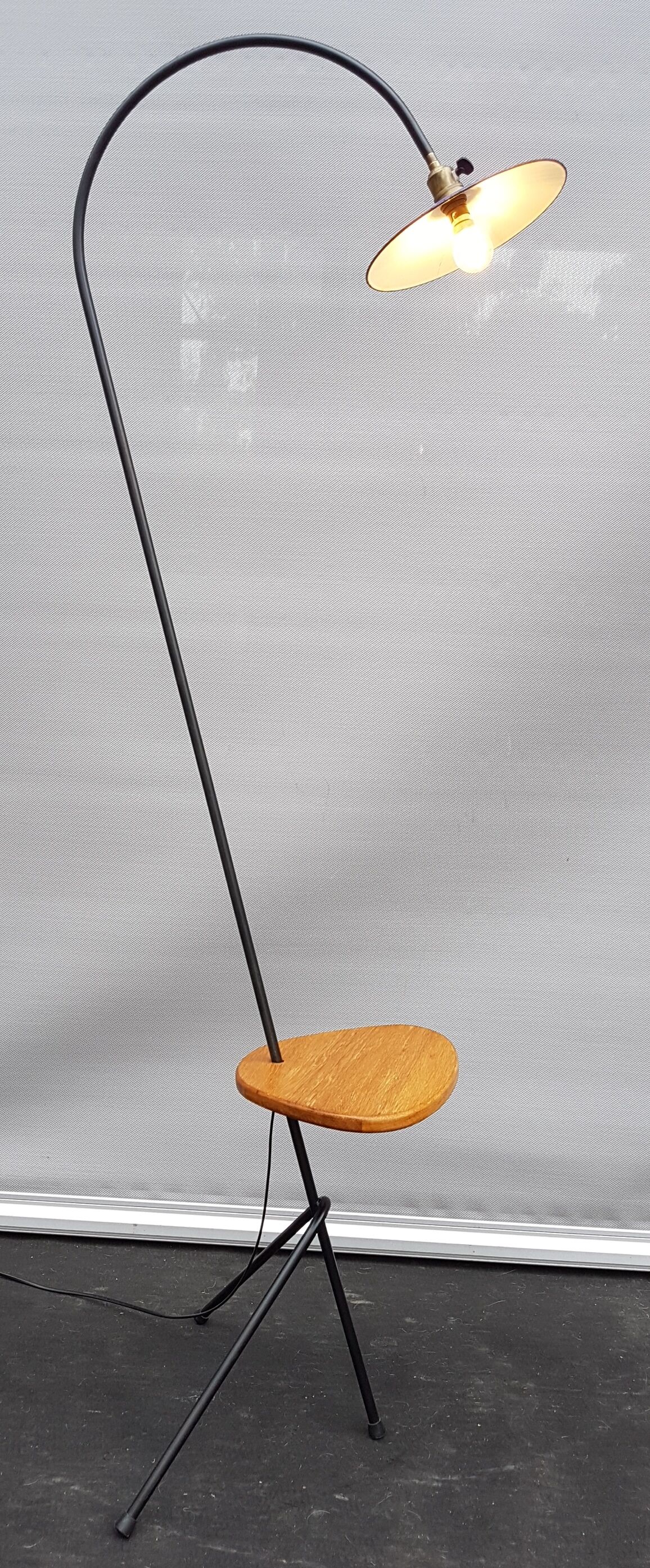 Tripod lamppost with deported tablet