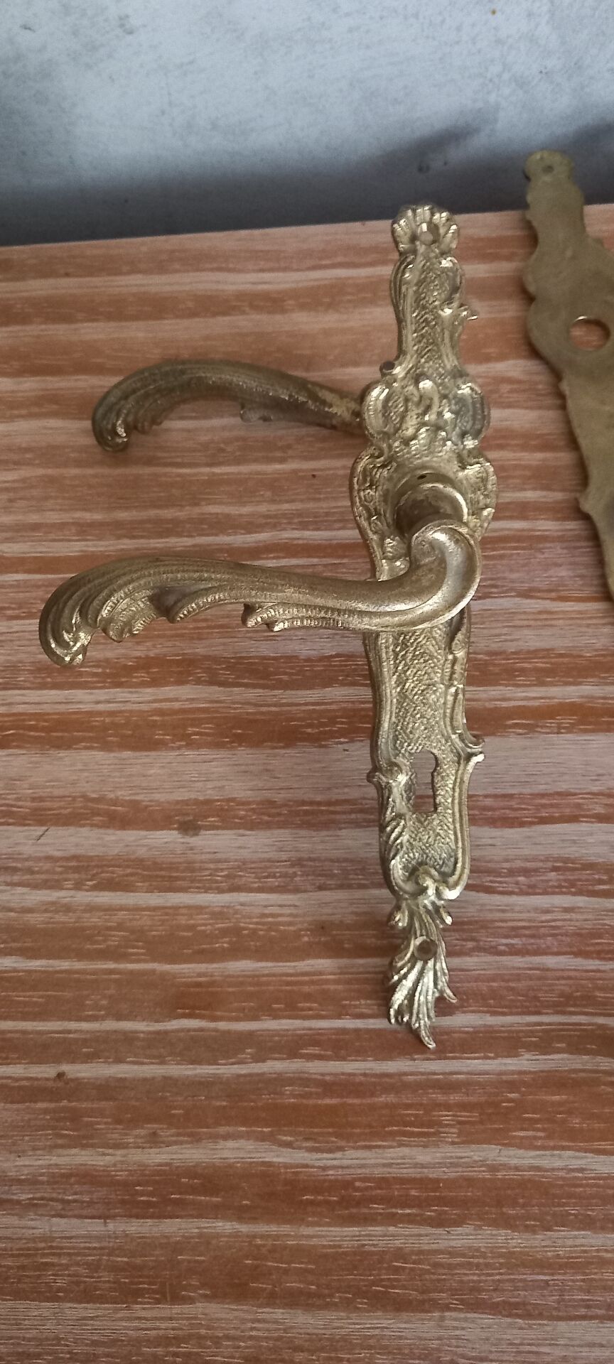 Many cleanliness plaques with handle