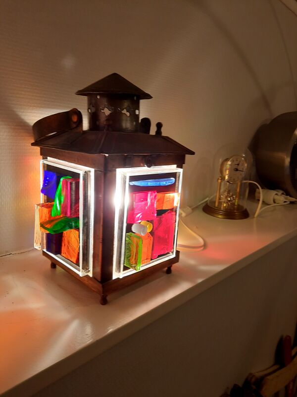 Lampe de table-lanterne en cuivre et verres multicolores années 60