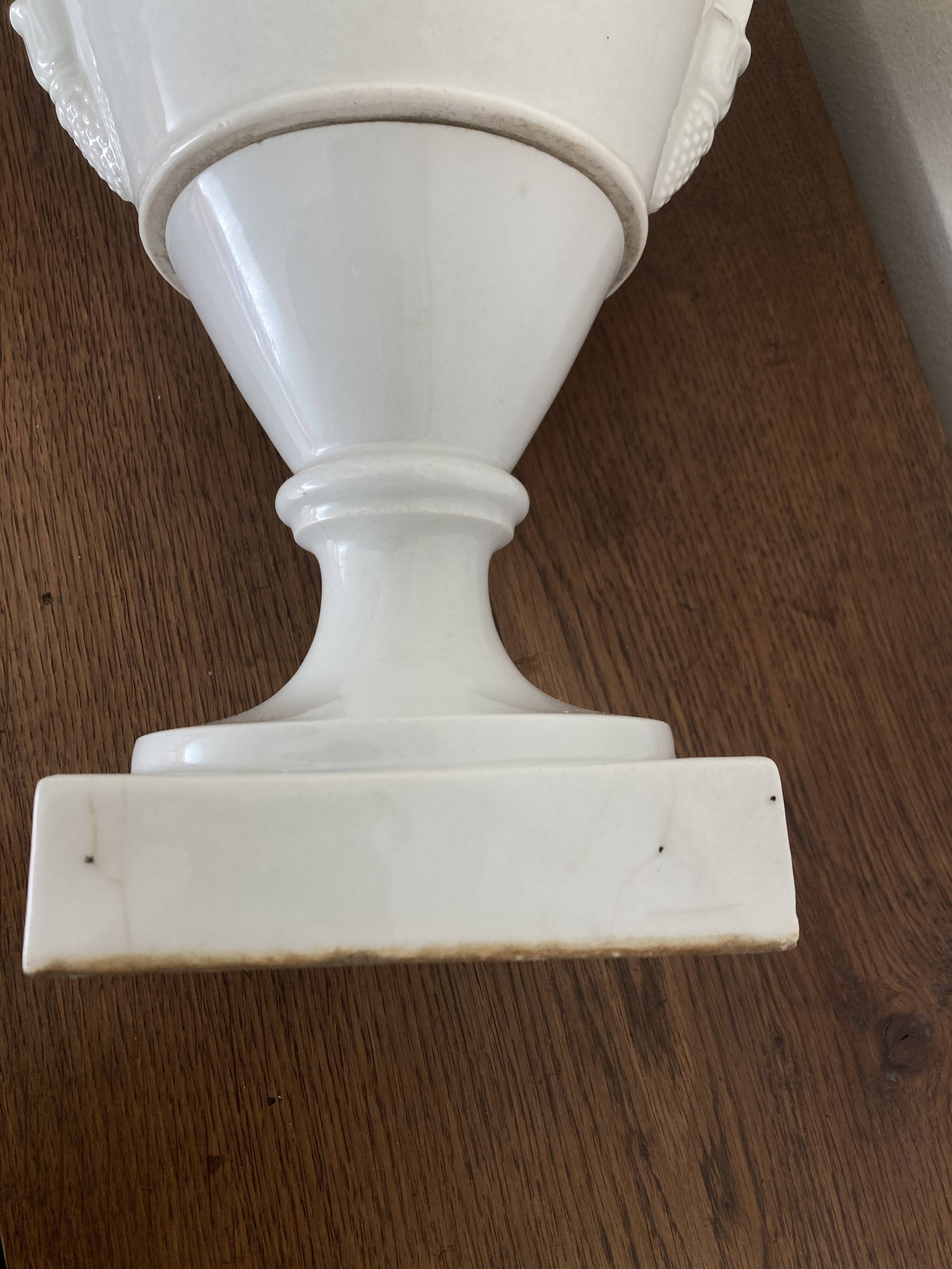 XXL white lion head neo-classical amphora vase from the Empire Consulate.