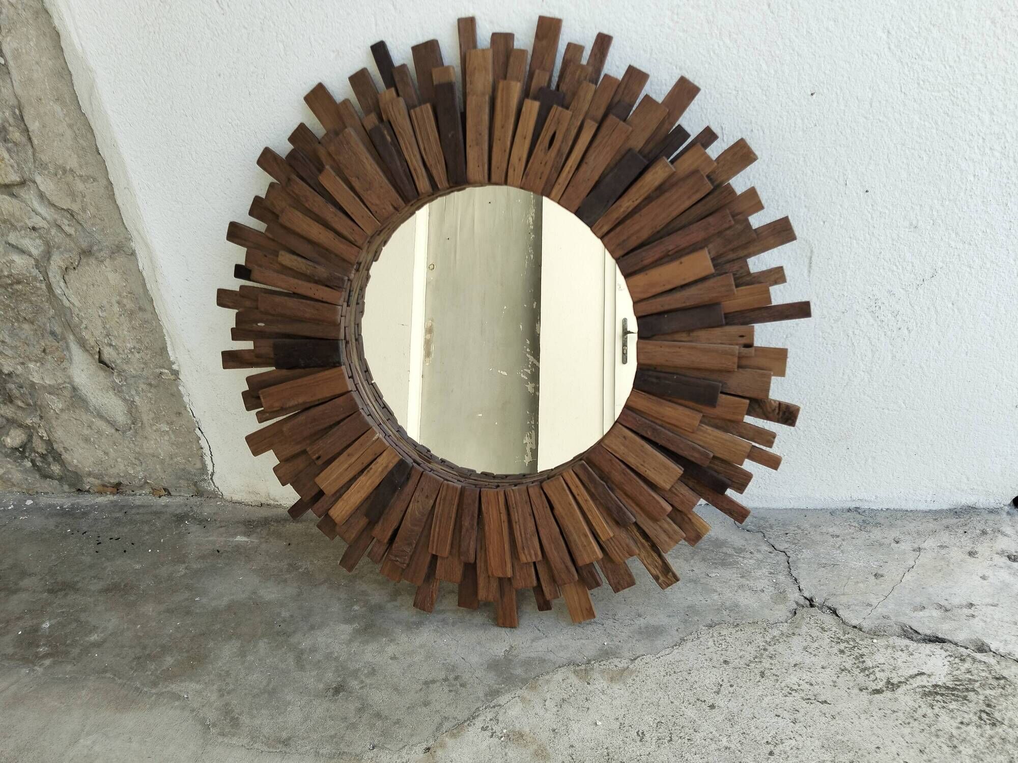 Round mirror