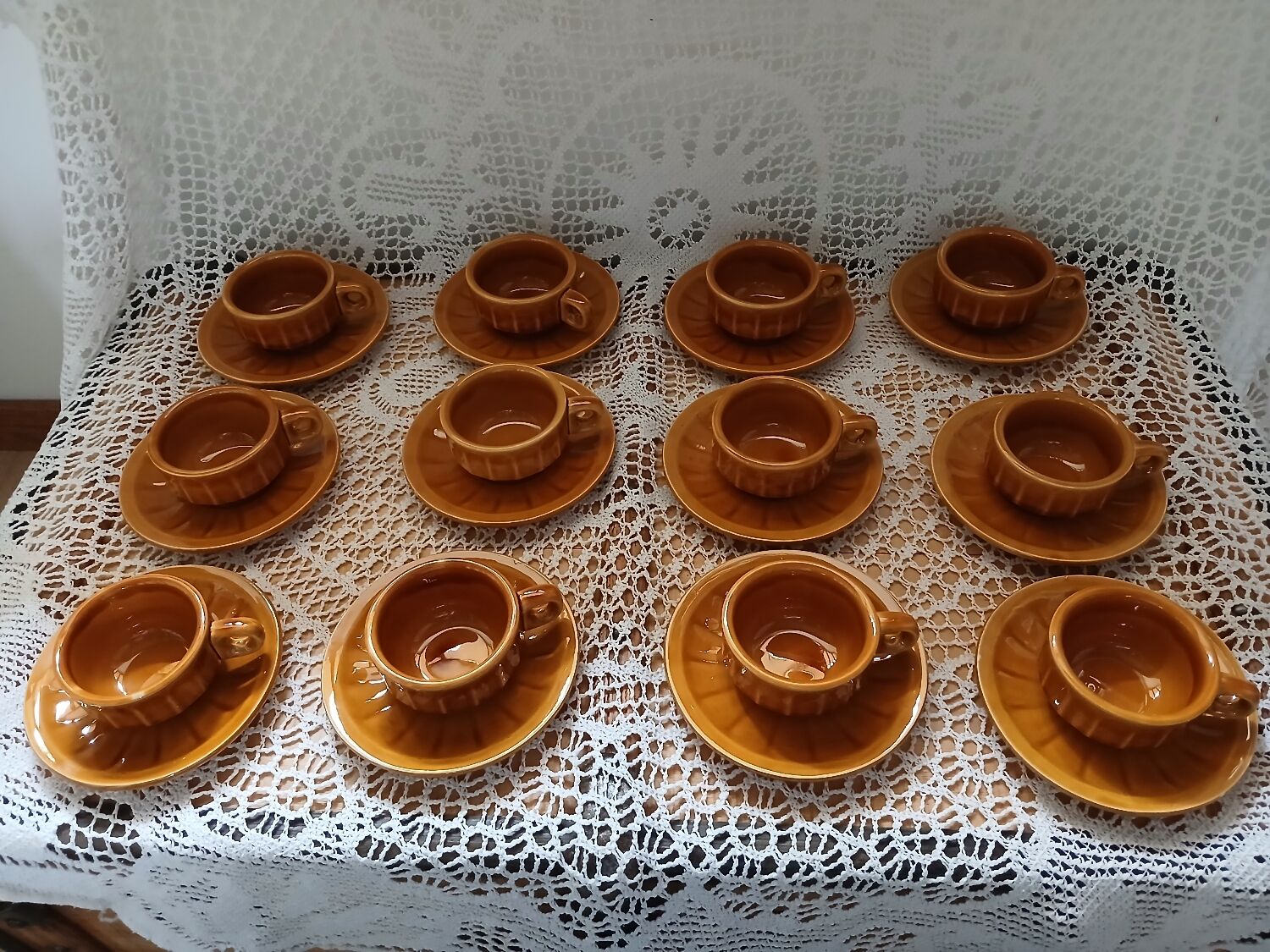 12 tasses à café anciennes avec soucoupes