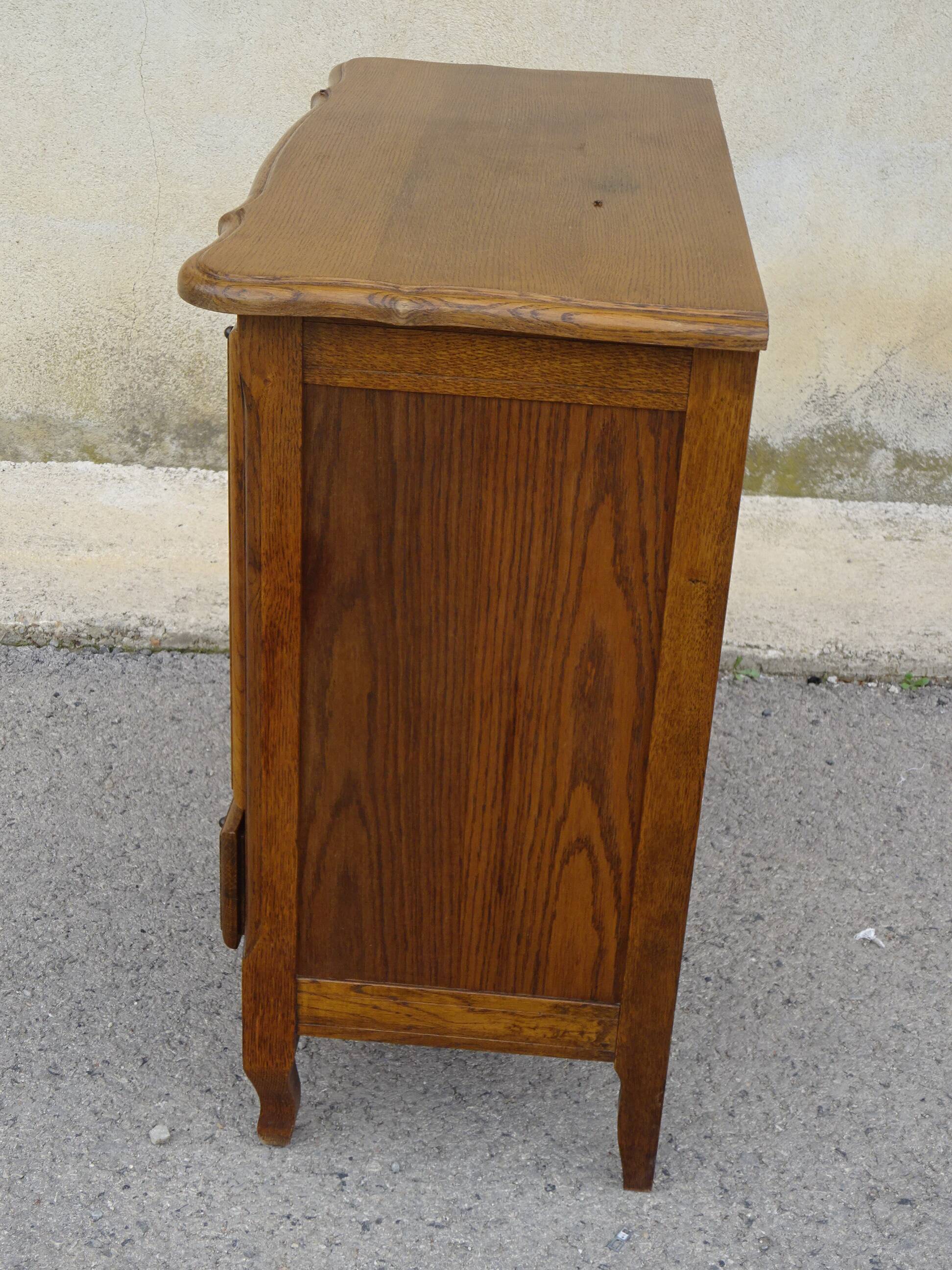 Small oak sideboard, 1 drop-down door and 1 drawer.