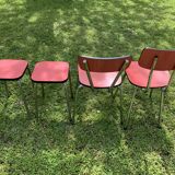 Table en formica avec 2 chaises et 2 tabourets