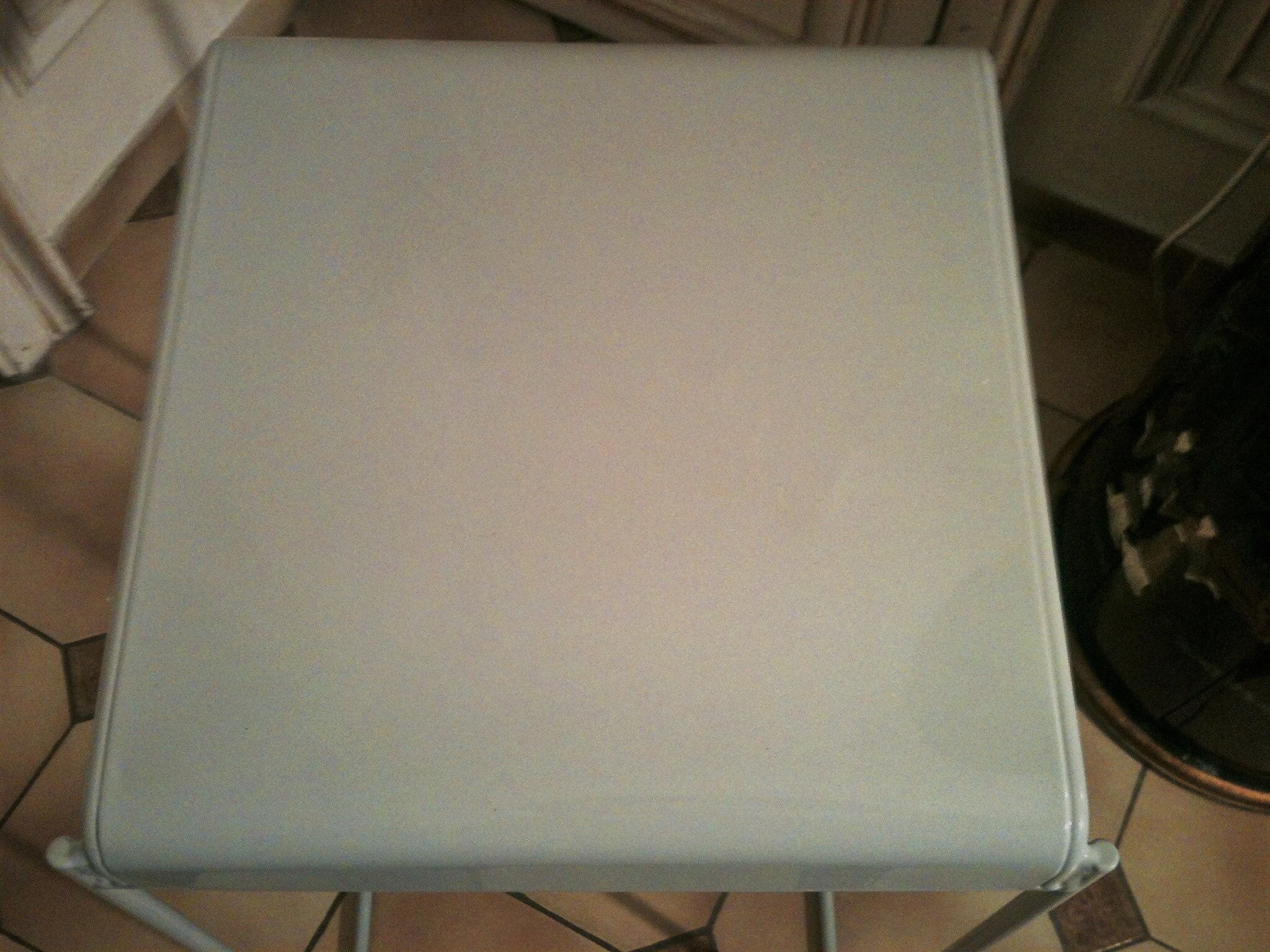 Tabouret minimaliste en acier