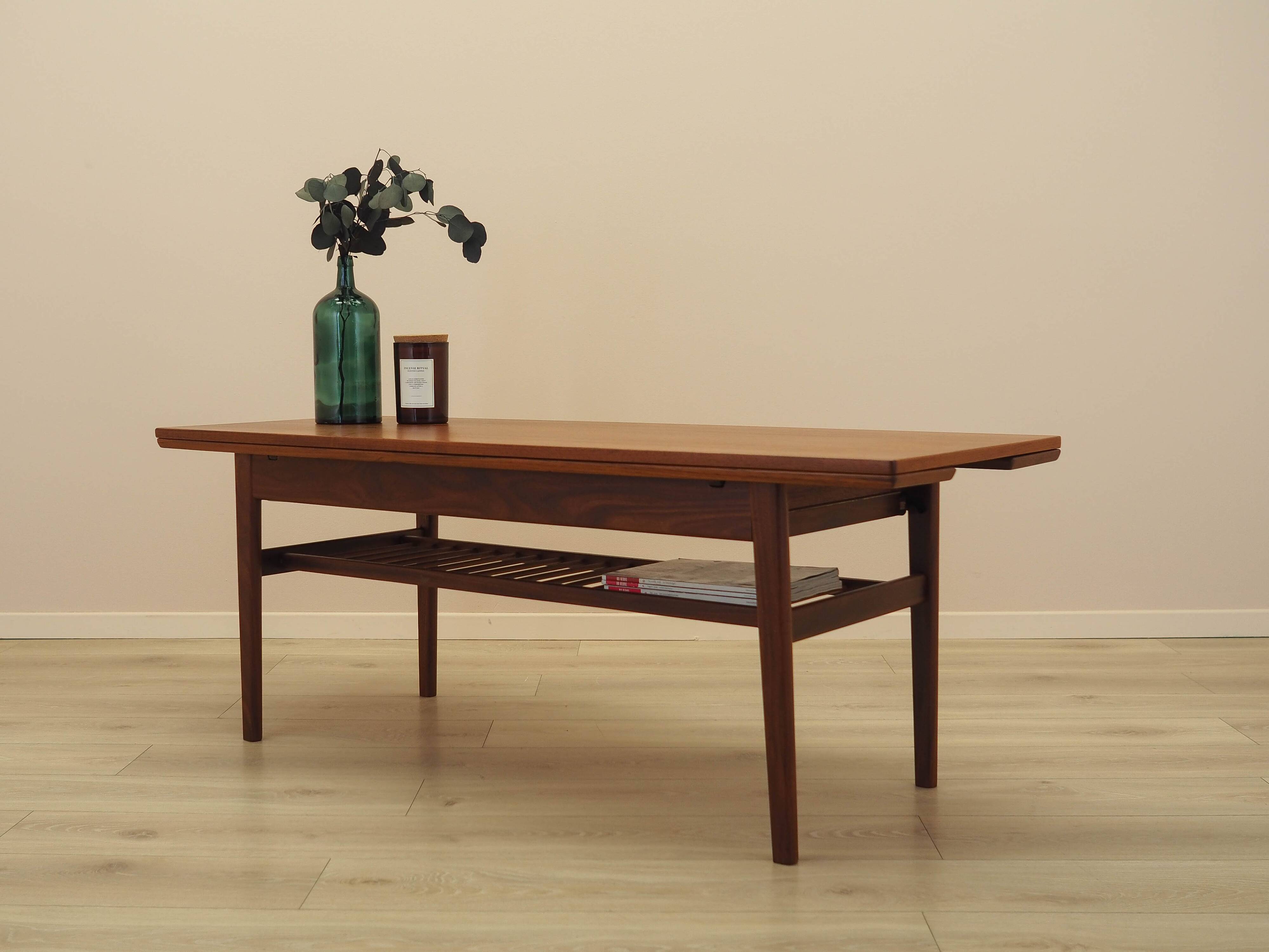 Table basse en teck danois avec étagère, années 1960