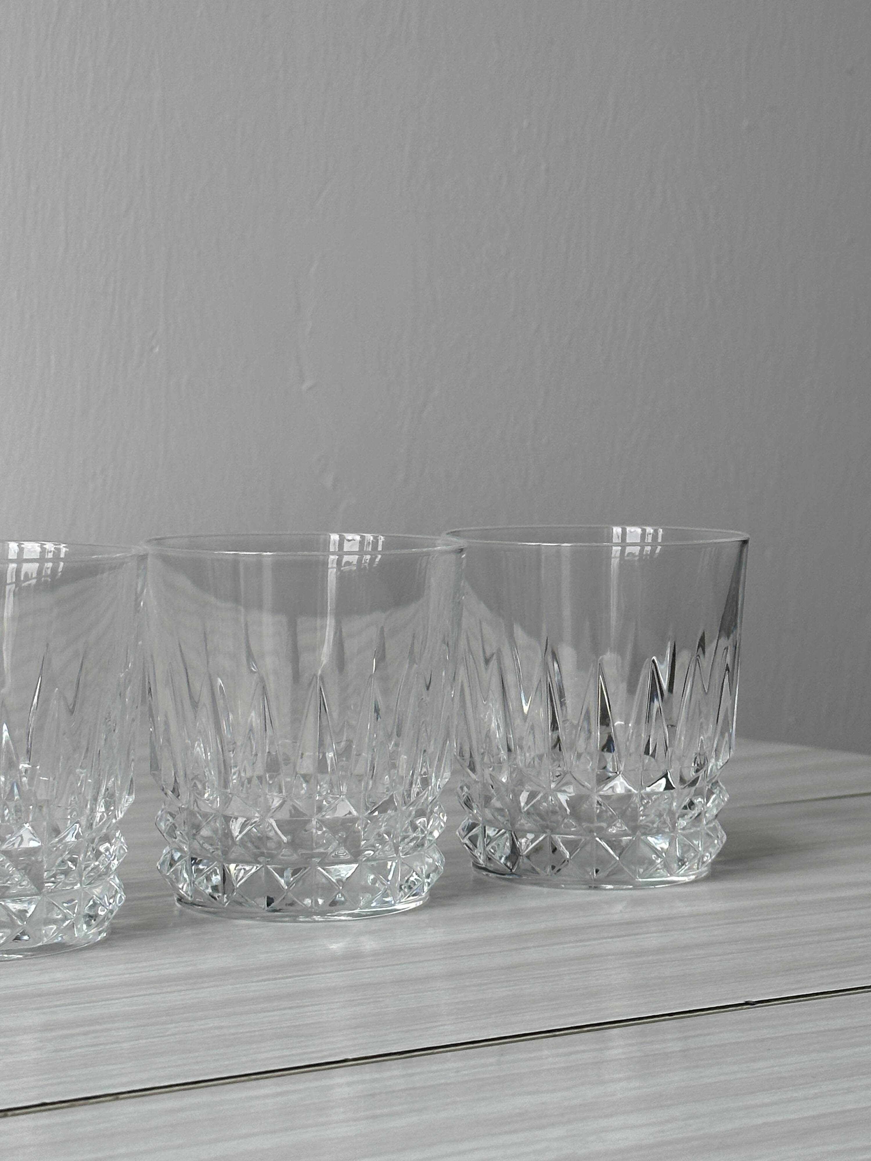 Ensemble de 5 verres à whisky en cristal ciselé