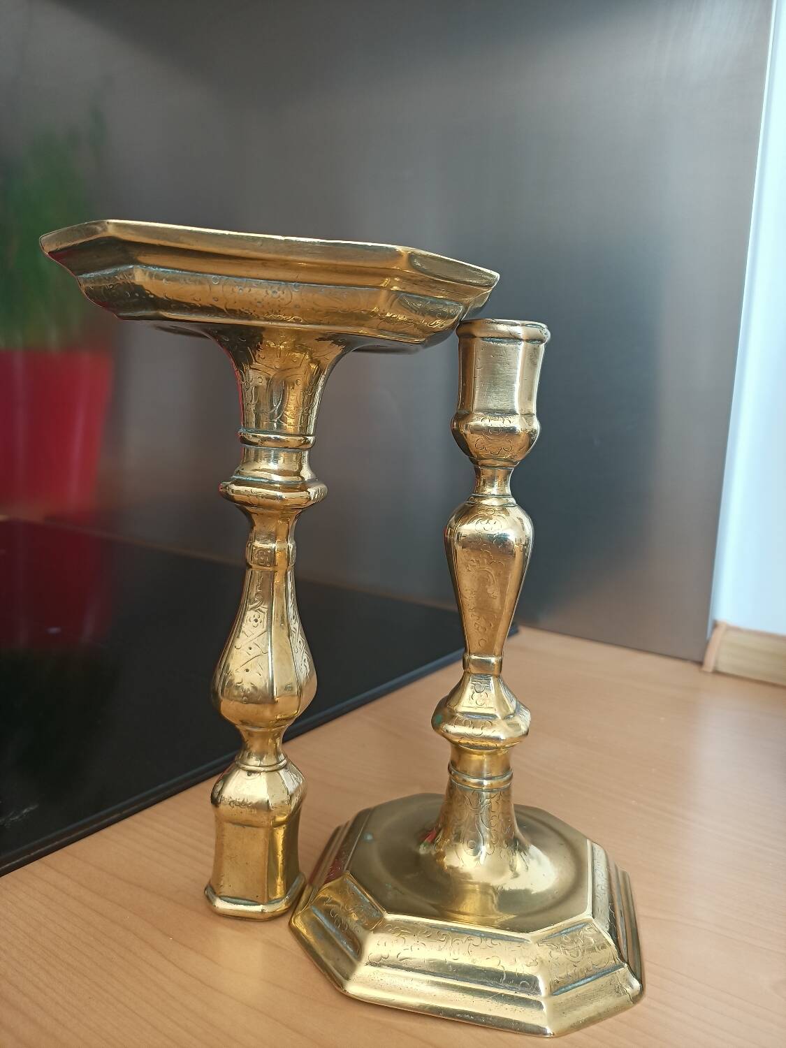 Bougeoirs ciselés en bronze doré