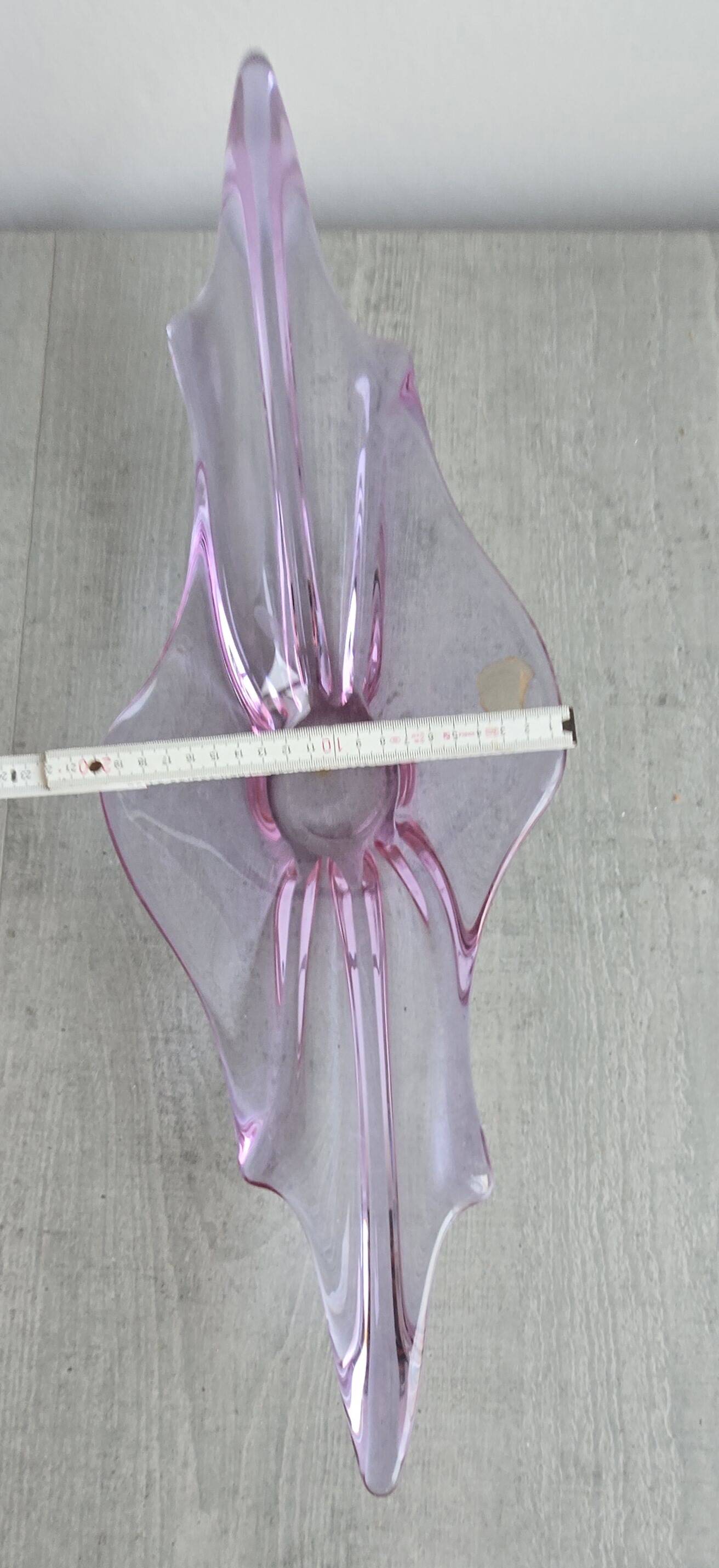 The centrepiece is a vintage creation in crystal from Val Saint Lambert.