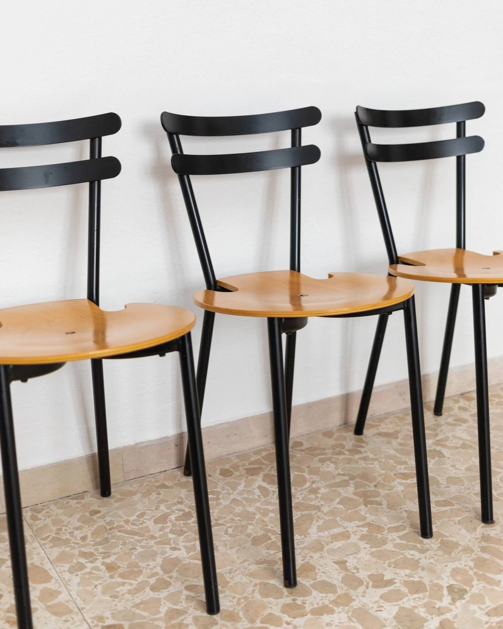 Set of 3 Italian mid-century chairs in black steel frame and natural wood seats - stackable, 1970s