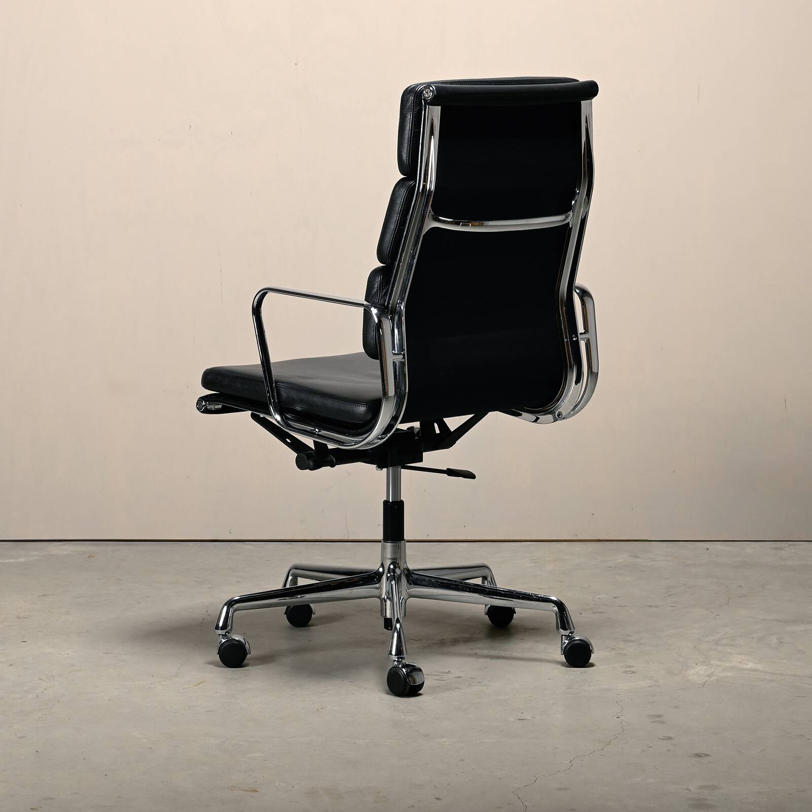 Charles & Ray Eames EA219 Office Chair in Chrome and Black leather, Vitra