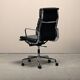 Chaise de bureau Charles & Ray Eames EA219 en chrome et cuir noir, Vitra