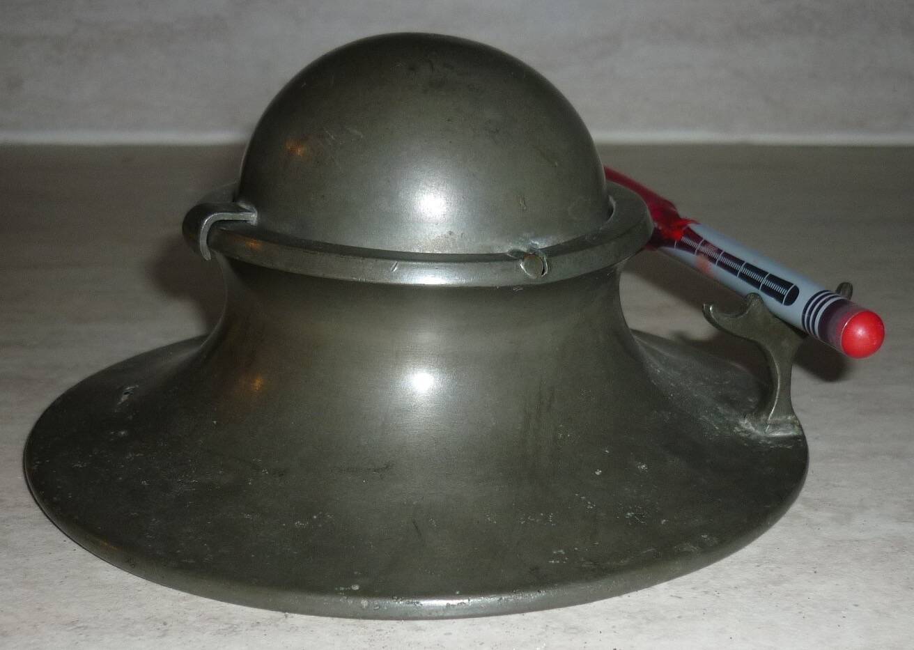 Encrier de navire en étain