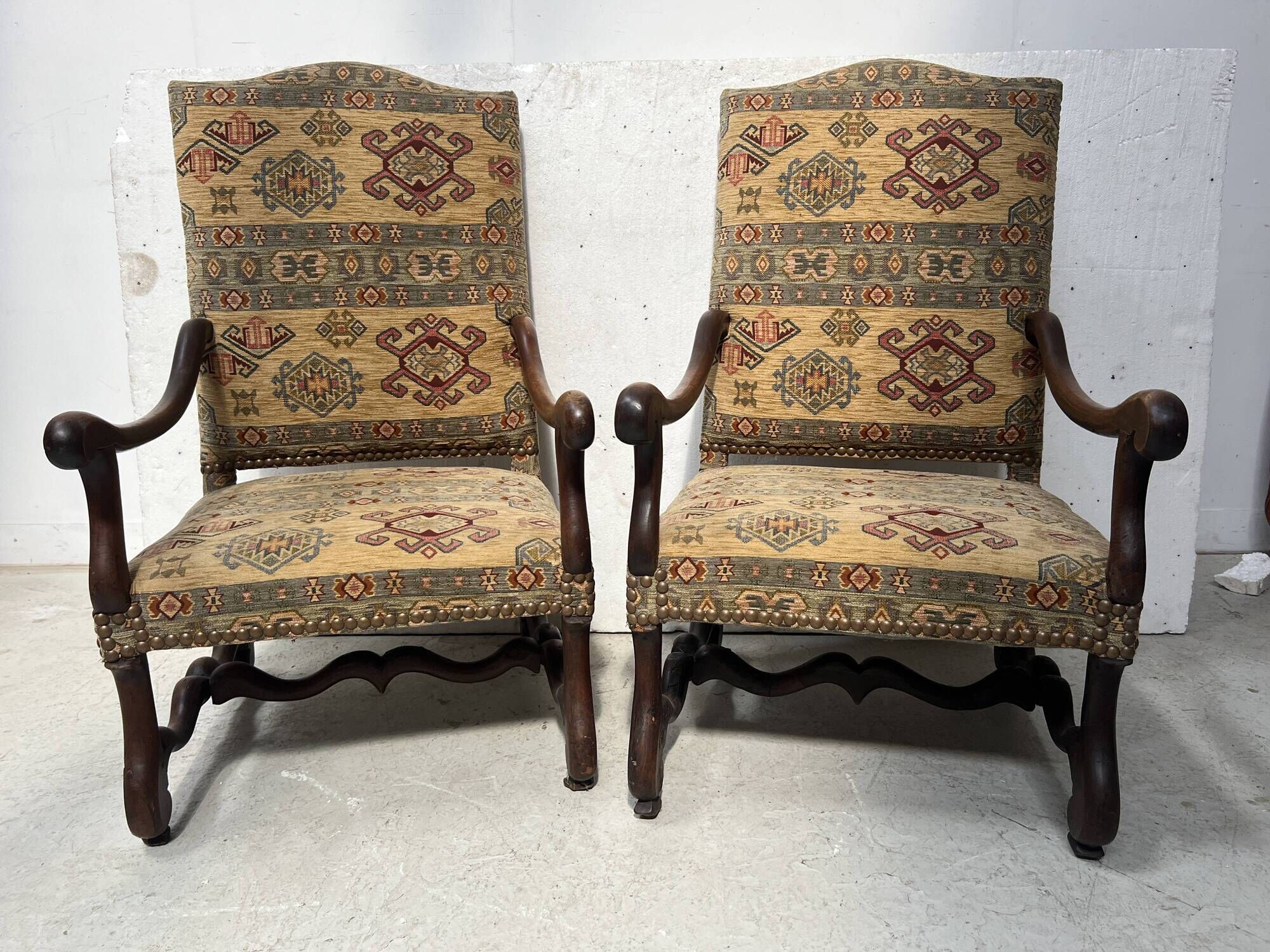 Paire de fauteuils de style Louis XIII a haut dossiers plats XX siècle