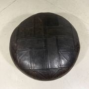 Pouf en cuir patchwork marron De Sede des années 1970