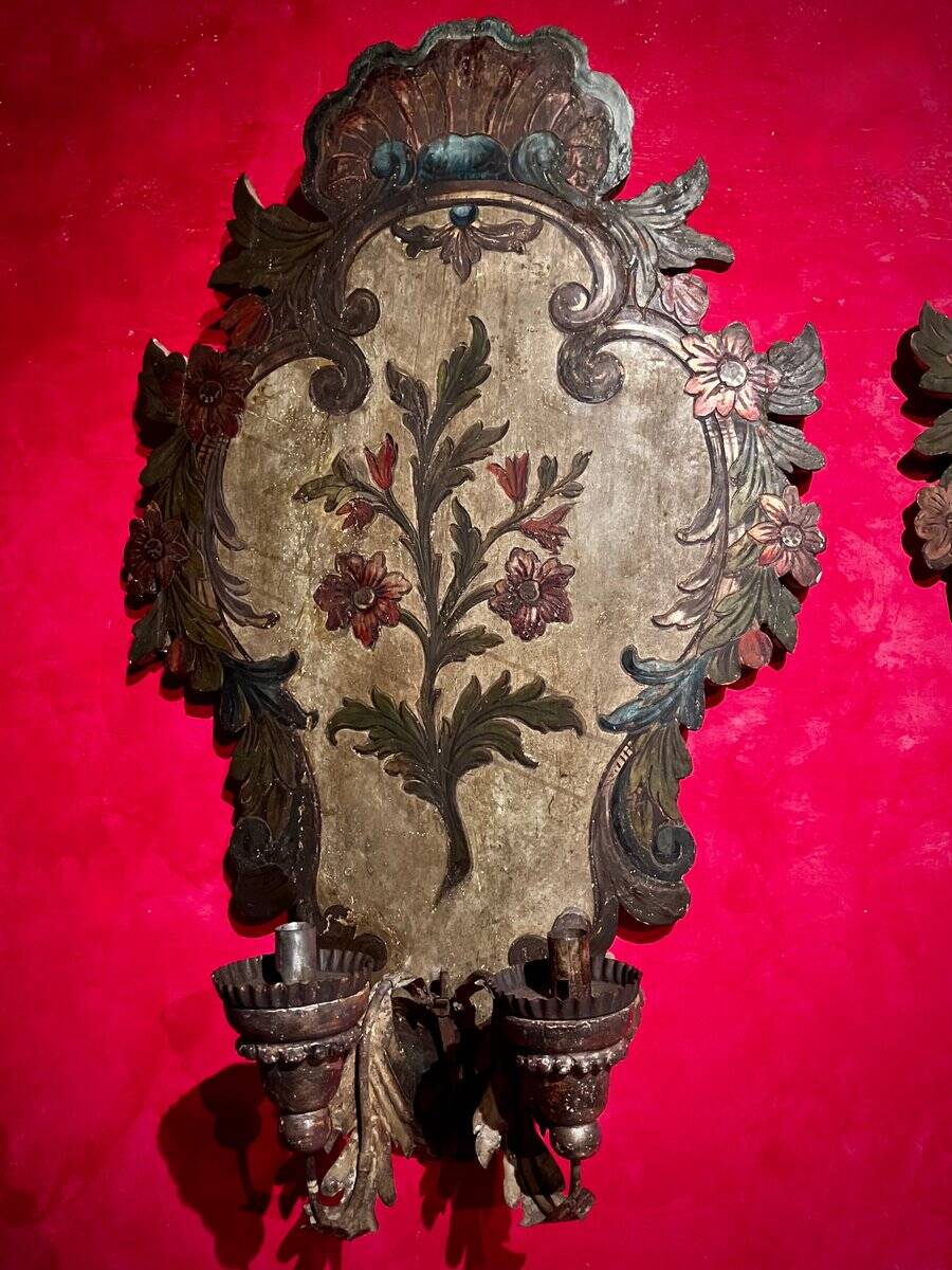 18th Century Rococo Venetian Polychrome and Mecca Lacquered Wooden Wall Sconces with Iron Arms, Set of 2