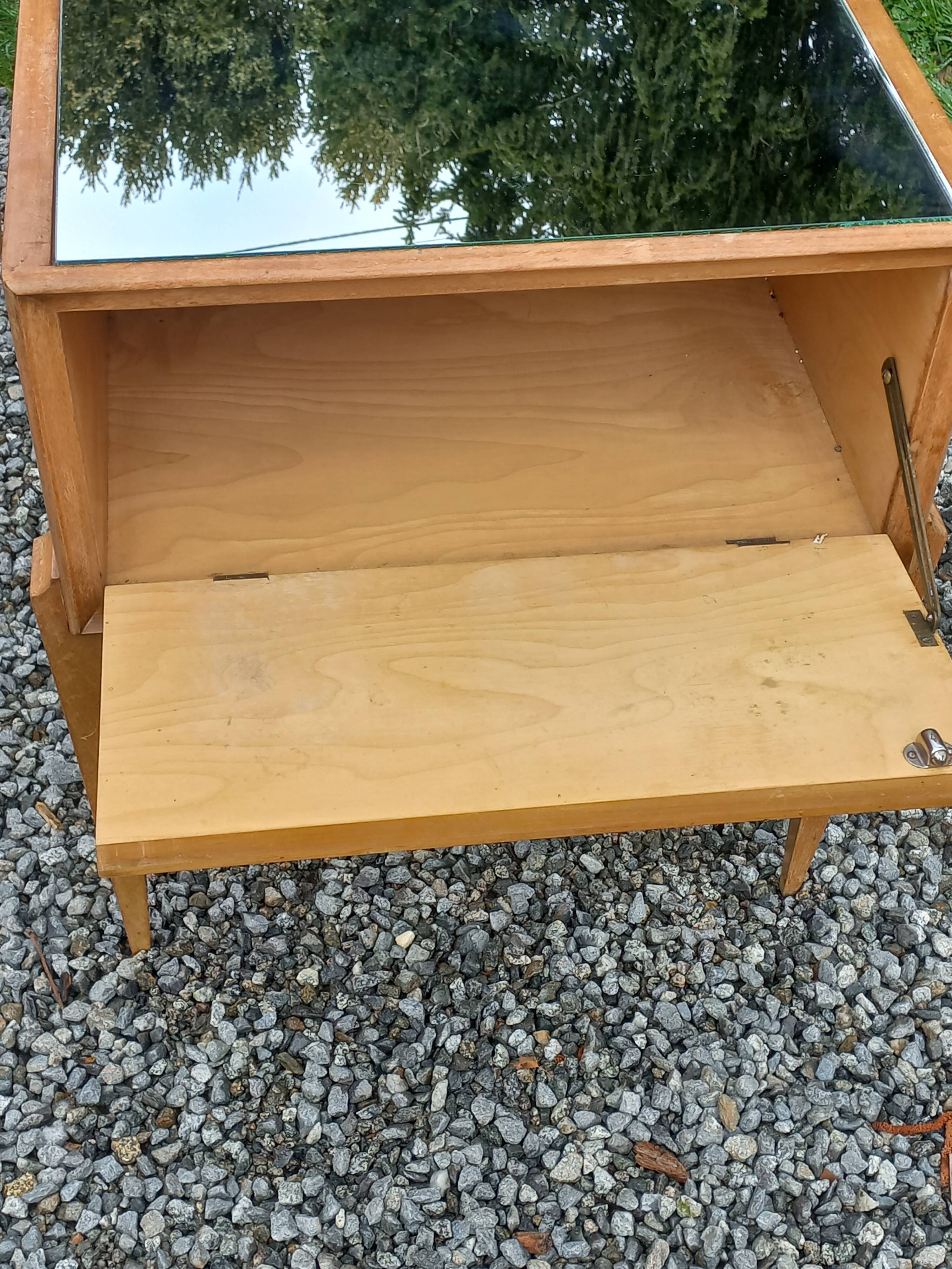 Vintage pair of bedside tables from the 1950s in sycamore and a mirror.