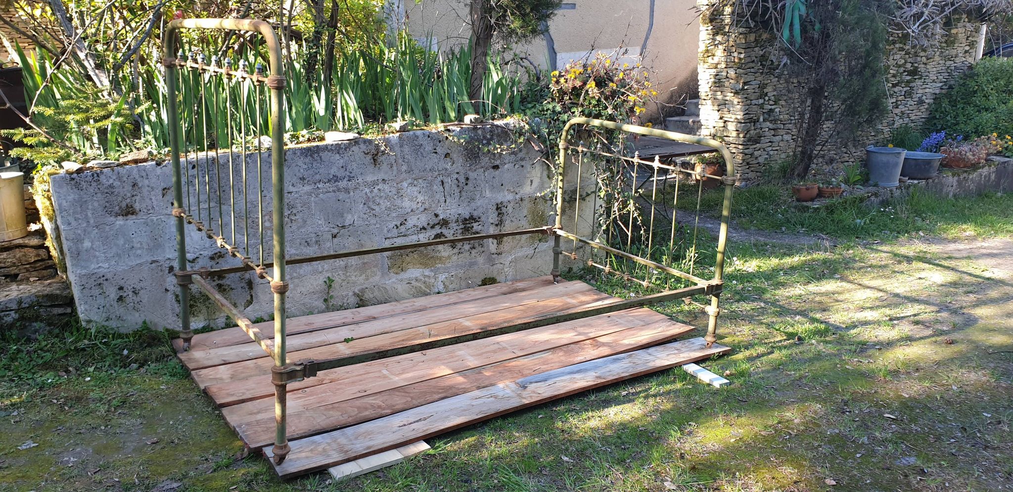 Metal bed