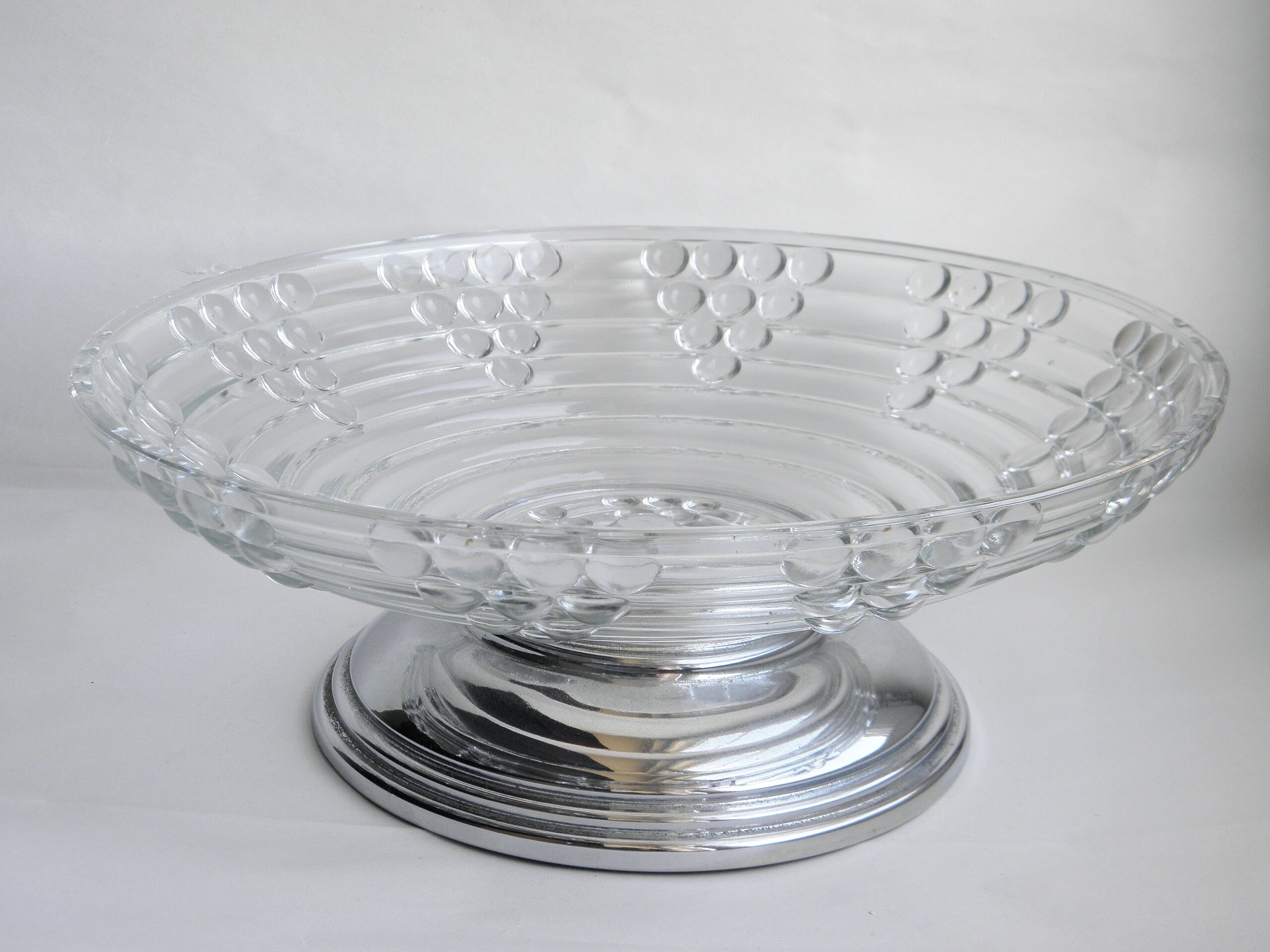 Coupe Art Déco en verre moulé et pied chromé