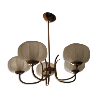 Lustre 5 globes en verre dépoli blanc et métal doré