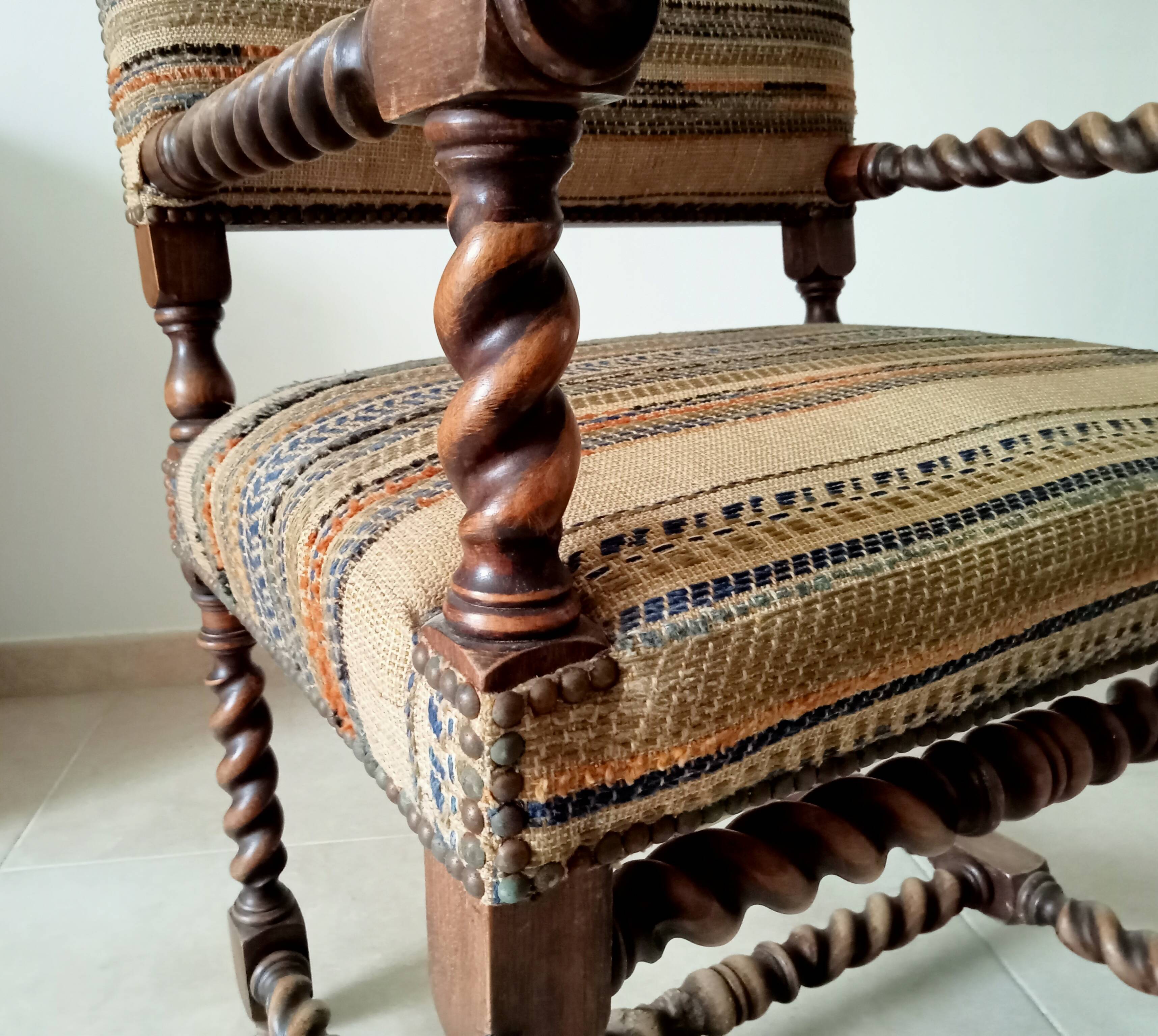 Ancien fauteuil "caqueteuse" de style Louis XIII