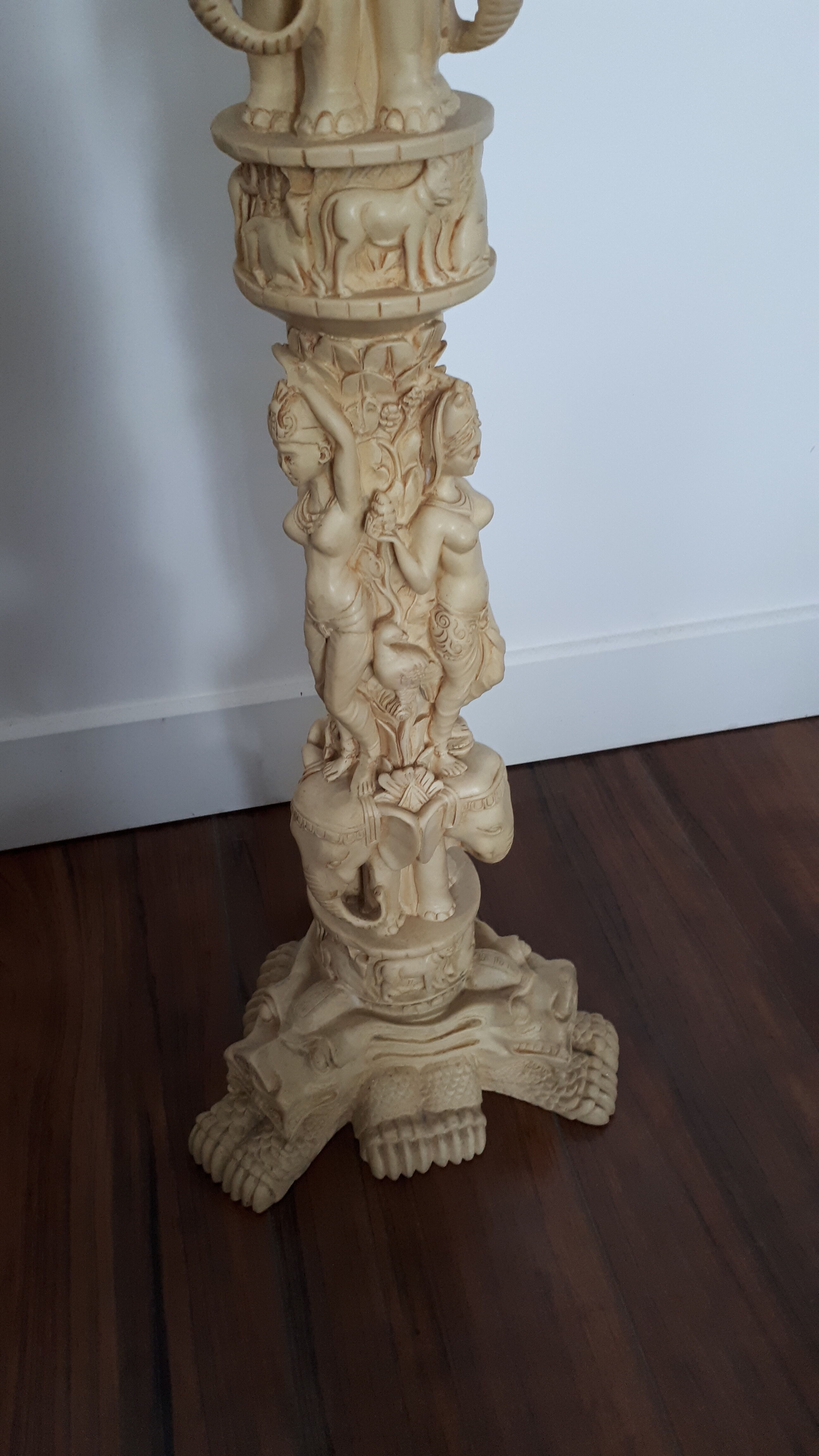 Selette Indochinese sculpted column
