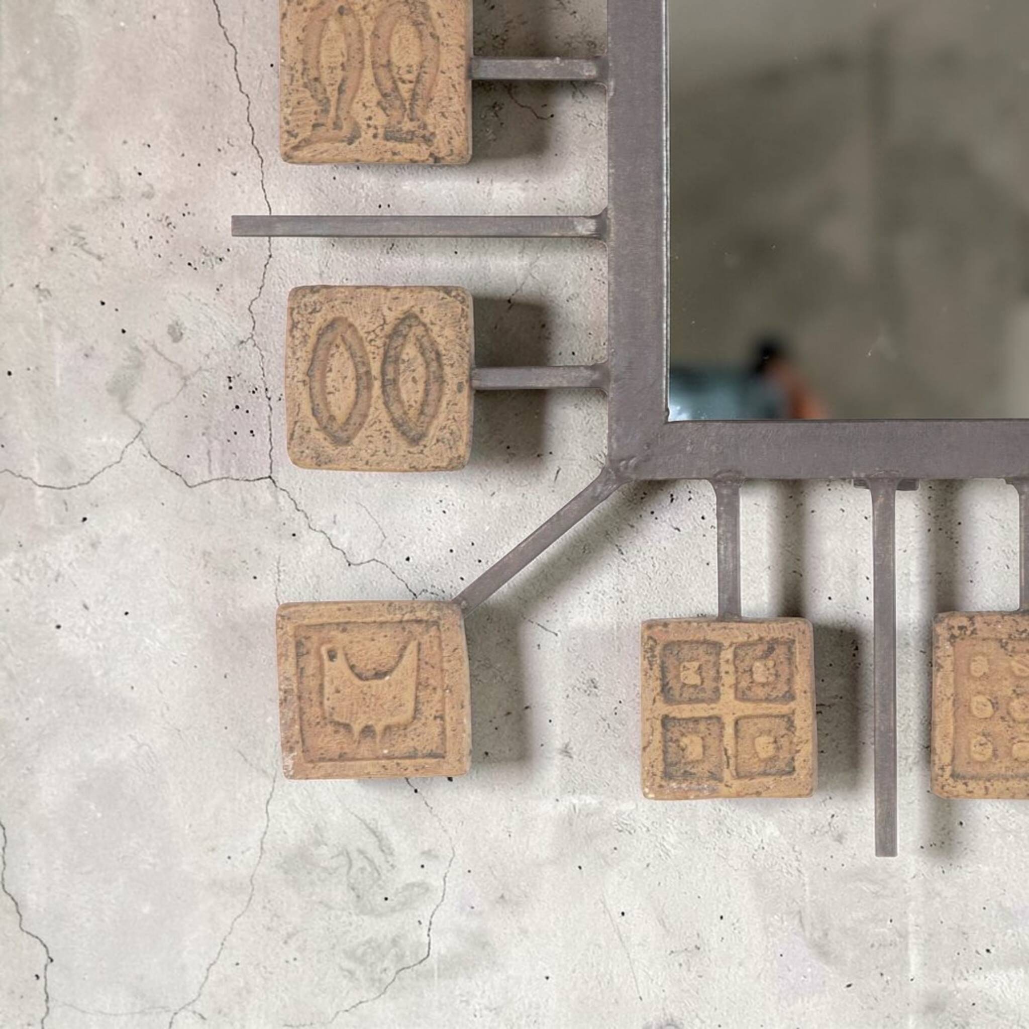 Specchio rettangolare brutalista in ferro battuto e formelle in terracotta