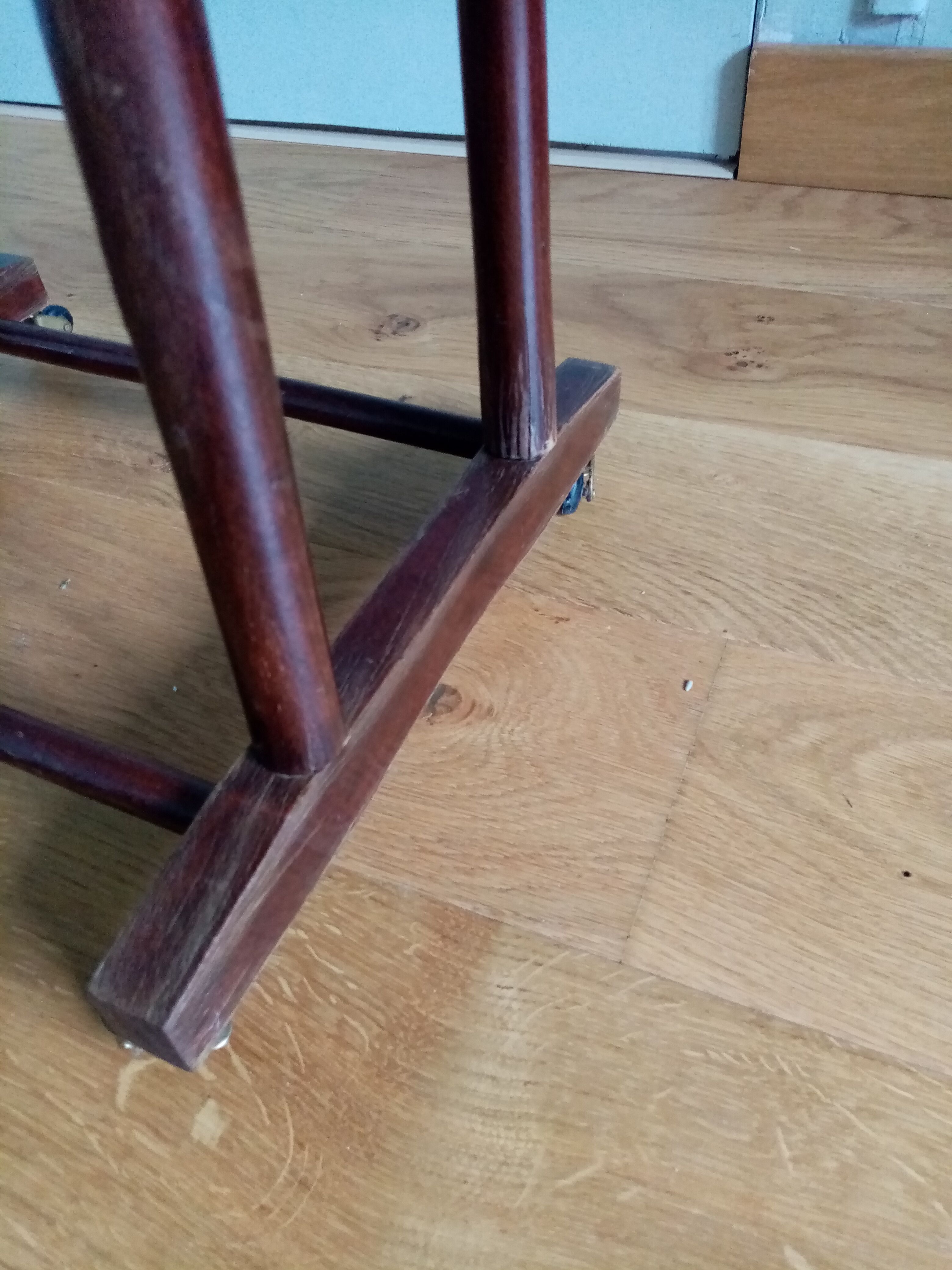 Double-wearing wooden valet for clothing