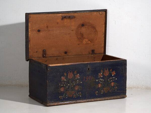 Antique trunk with floral motifs (Year 1901)